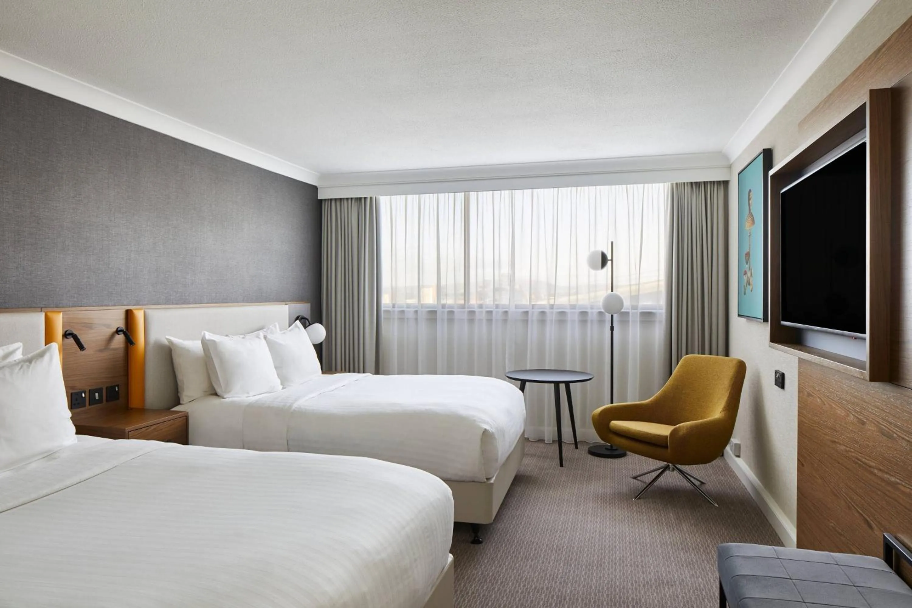 Photo of the whole room, Bed in Cardiff Marriott Hotel