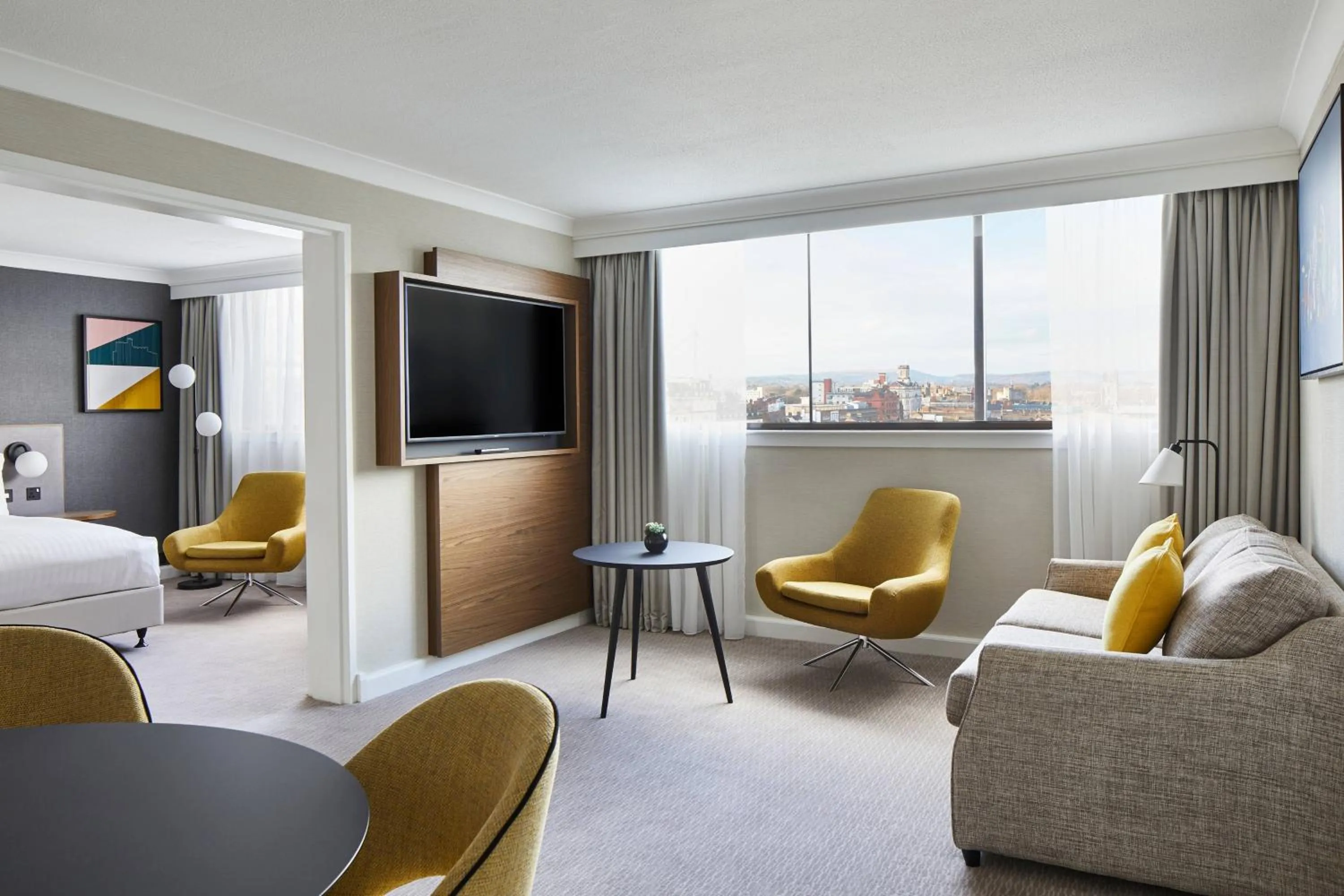 Living room, Bed in Cardiff Marriott Hotel