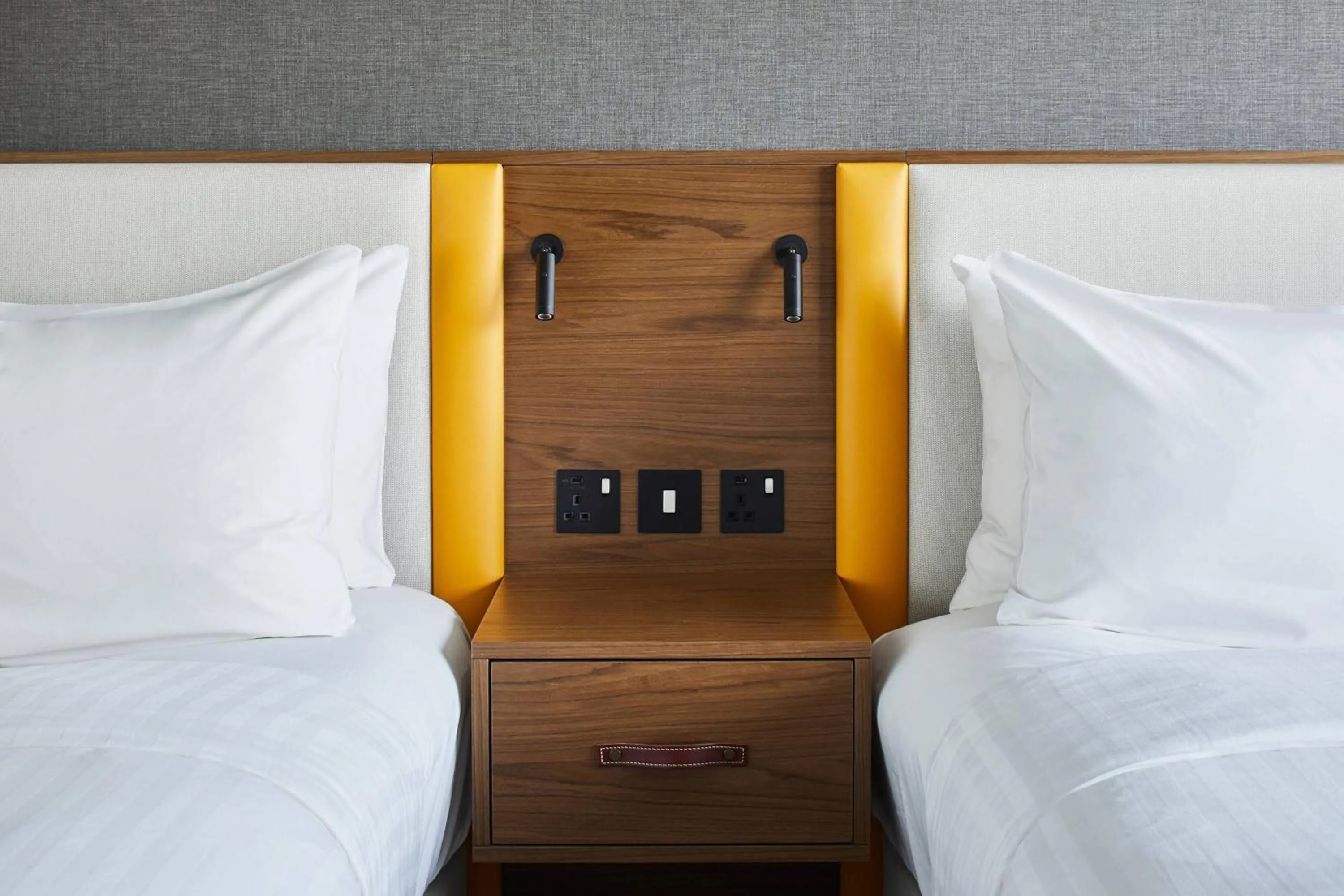 Photo of the whole room, Bed in Cardiff Marriott Hotel