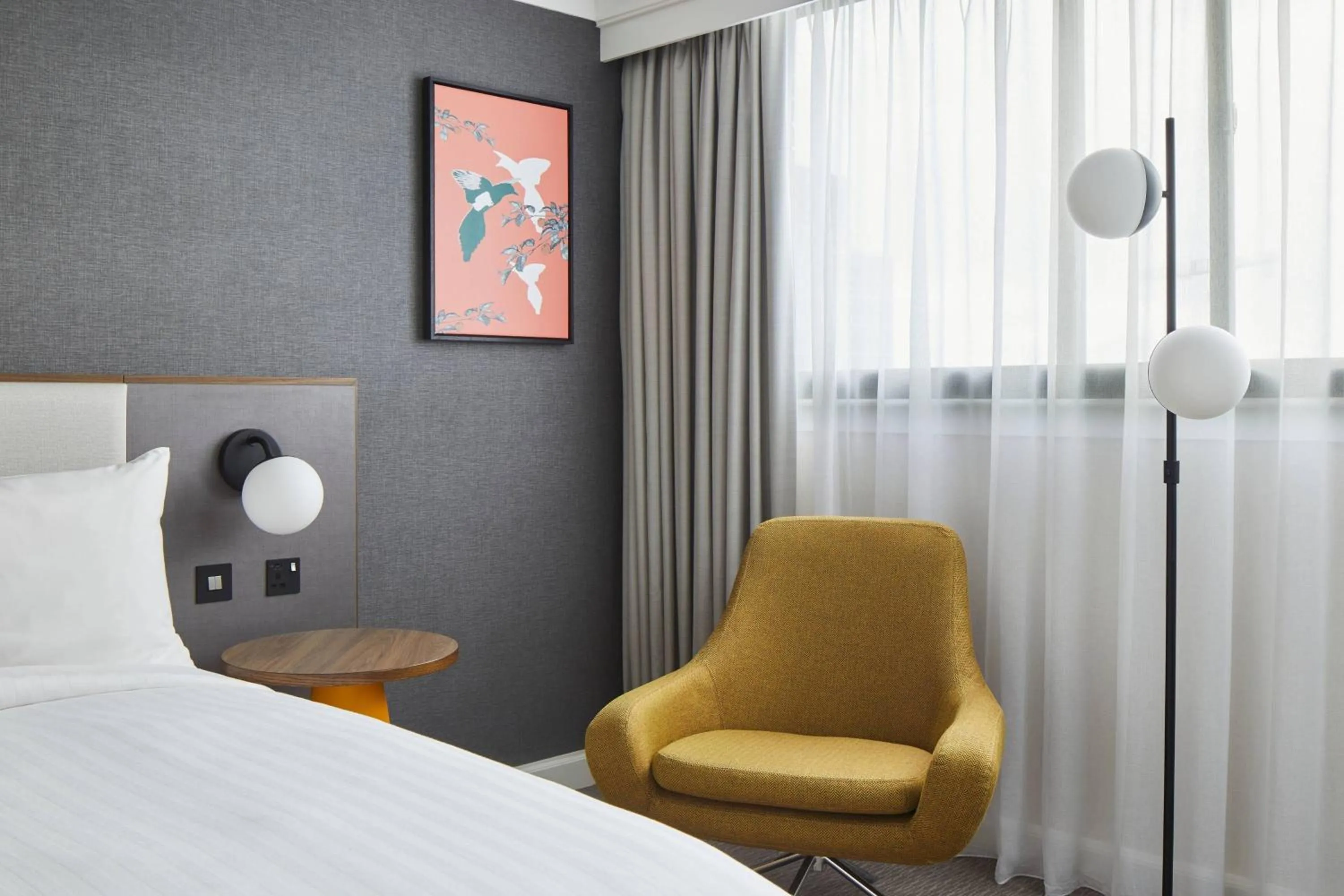 Photo of the whole room, Bed in Cardiff Marriott Hotel