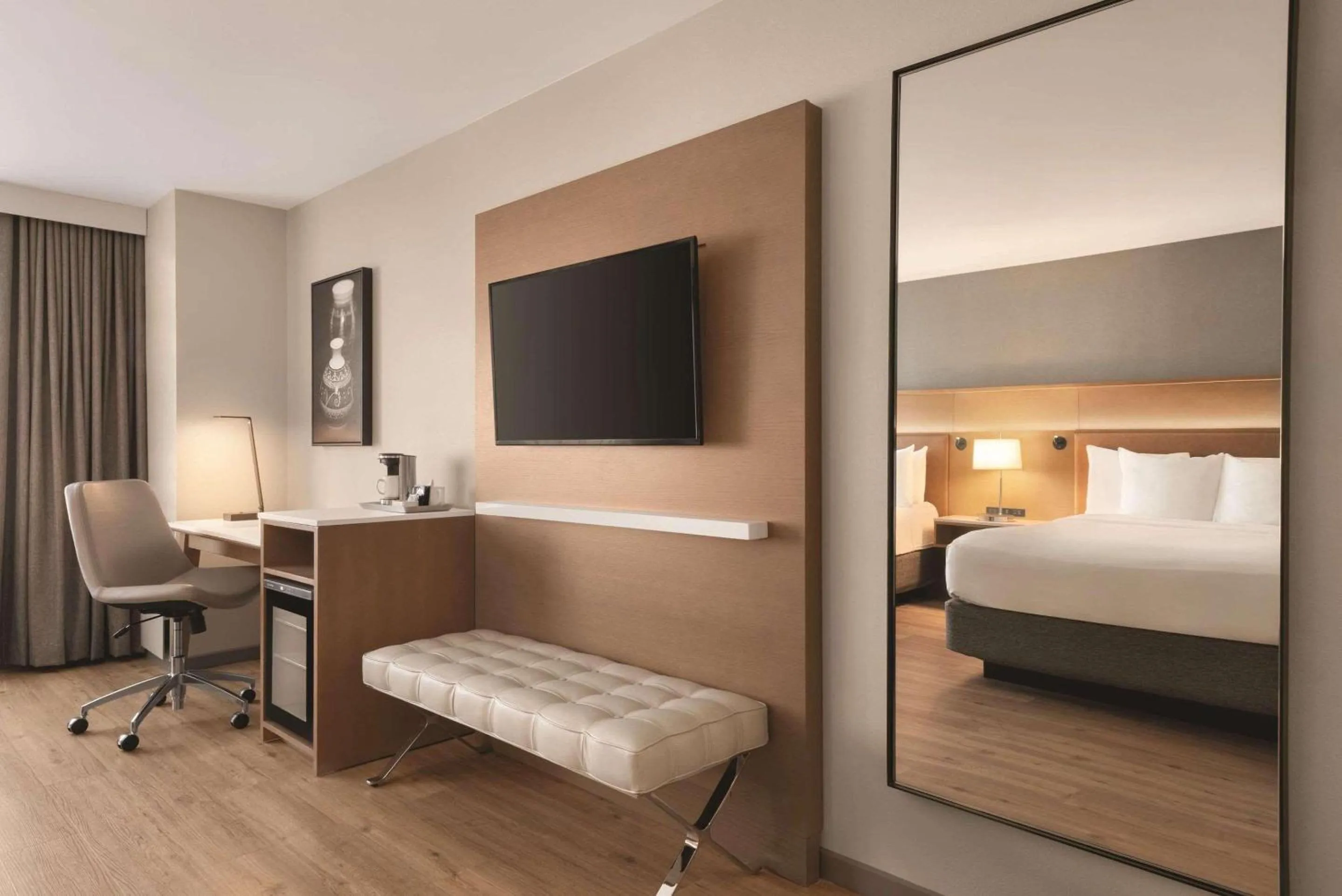 Bedroom, Bed in Oneida Casino Hotel