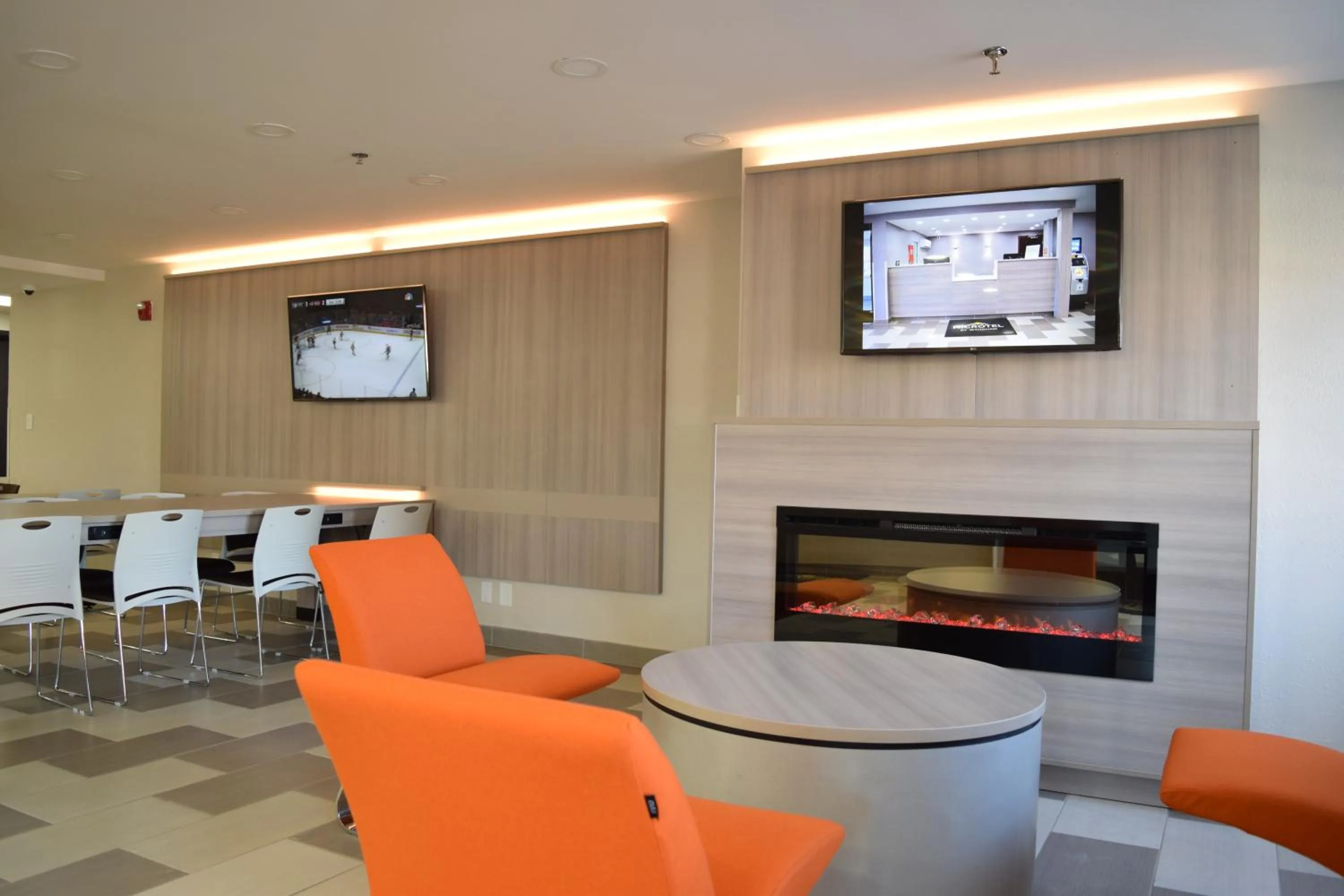 Communal lounge/ TV room in Microtel Inn & Suites by Wyndham Raleigh
