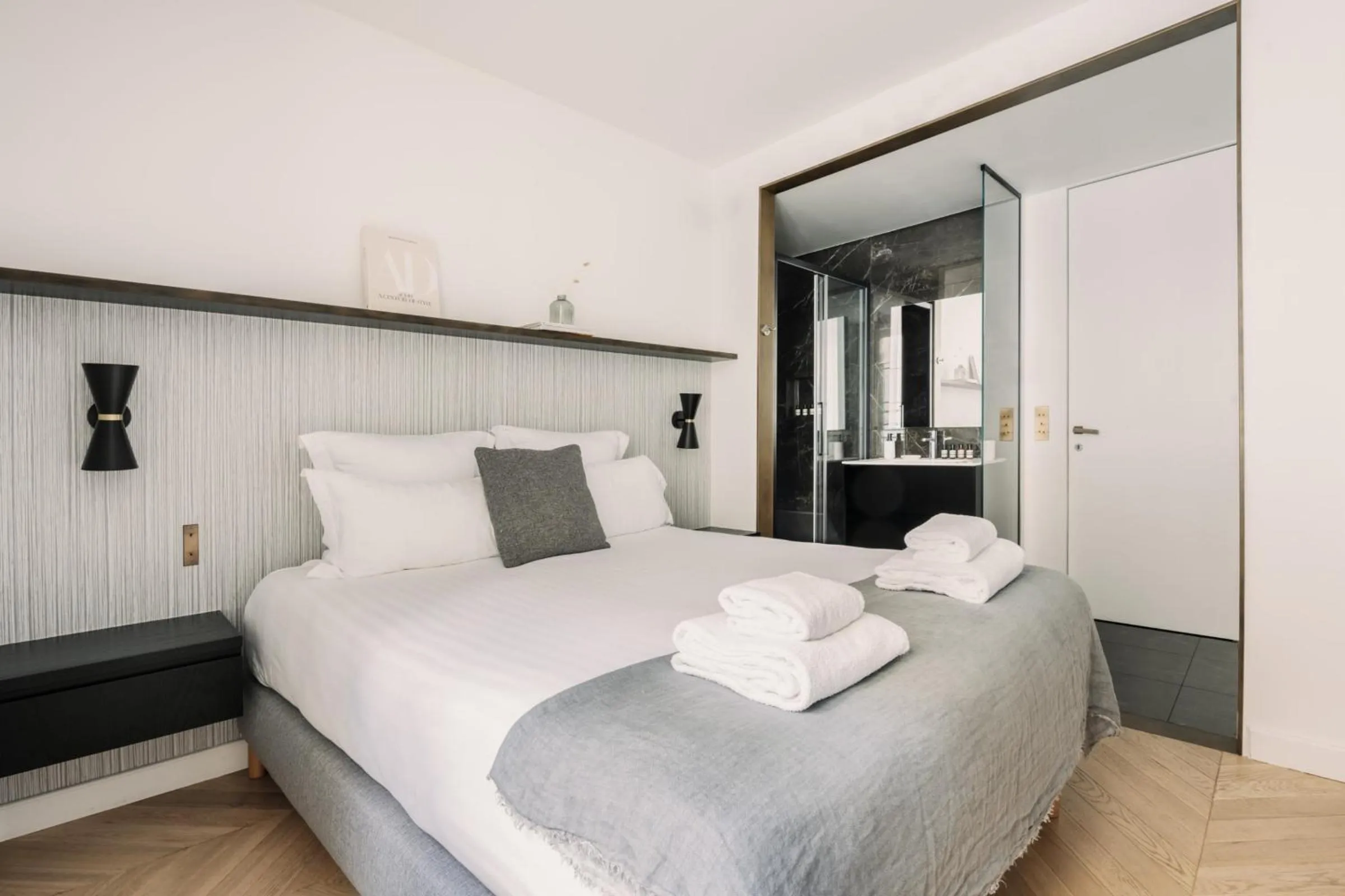Bedroom, Bed in HIGHSTAY - Luxury Serviced Apartments - Place Vendôme