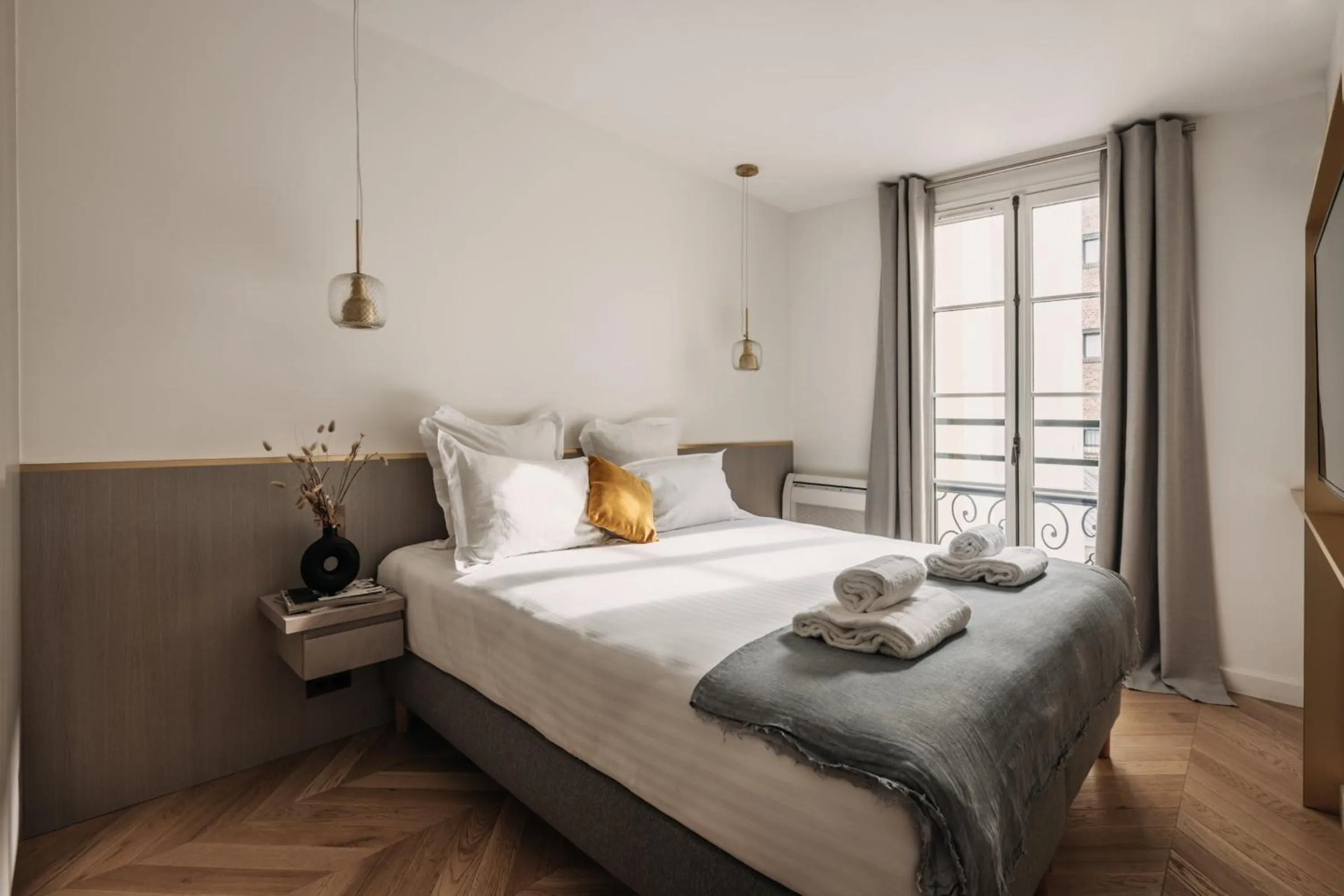 Bedroom, Bed in HIGHSTAY - Luxury Serviced Apartments - Place Vendôme