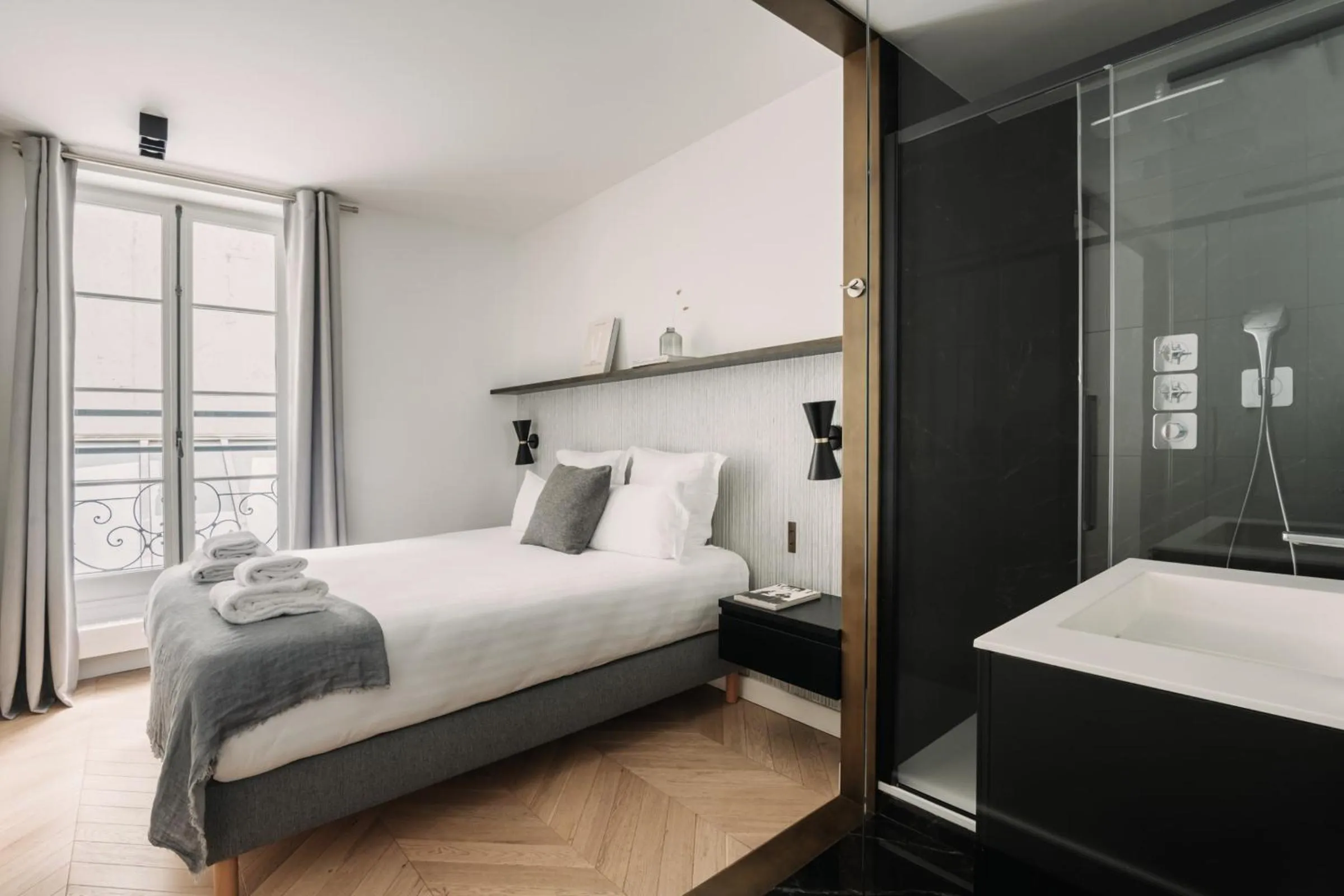 Bedroom, Bed in HIGHSTAY - Luxury Serviced Apartments - Place Vendôme