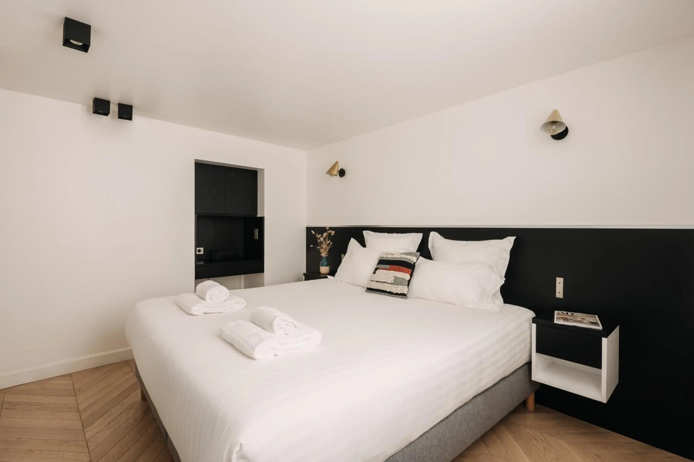 Bed in HIGHSTAY - Luxury Serviced Apartments - Place Vendôme