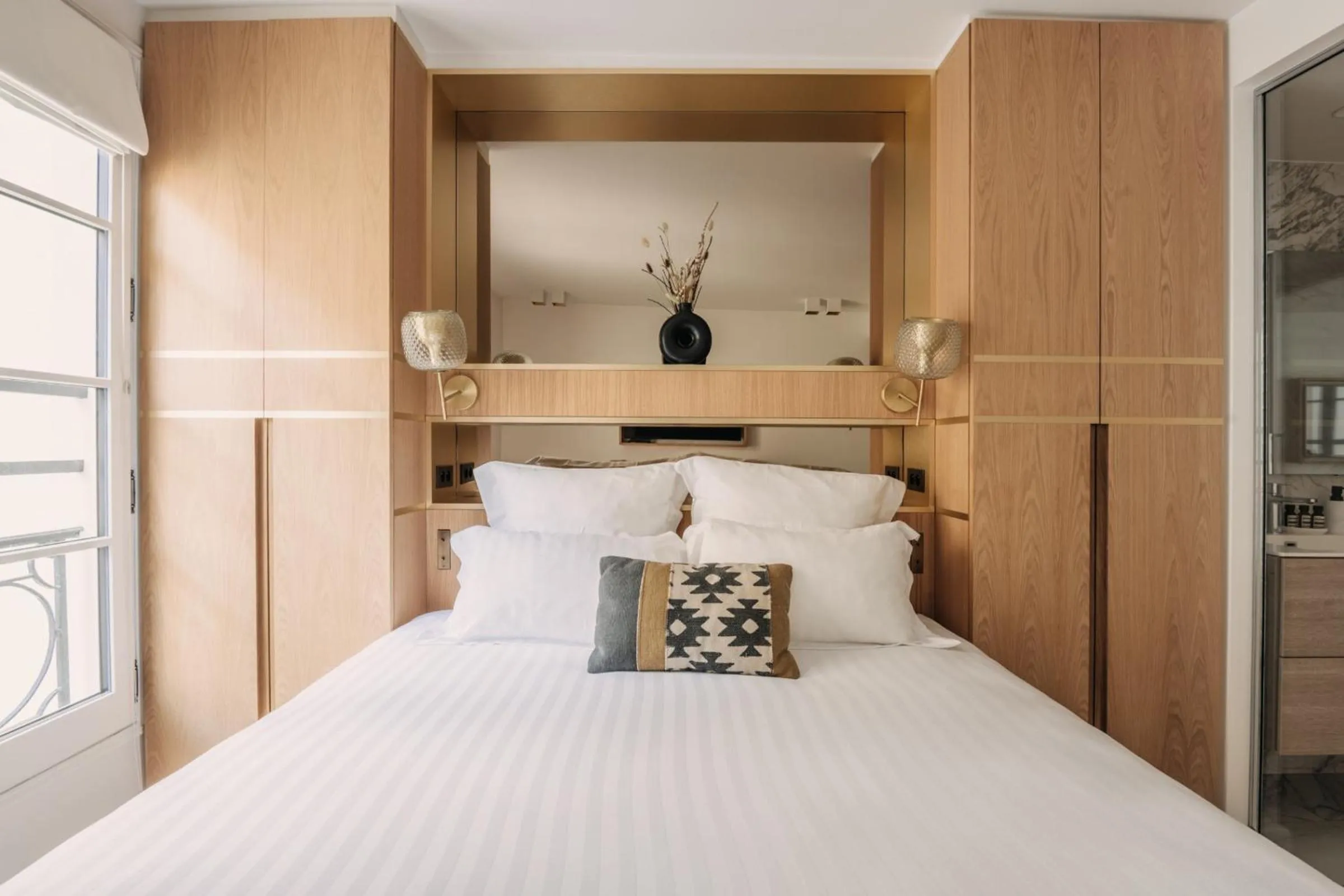 Bed in HIGHSTAY - Luxury Serviced Apartments - Place Vendôme