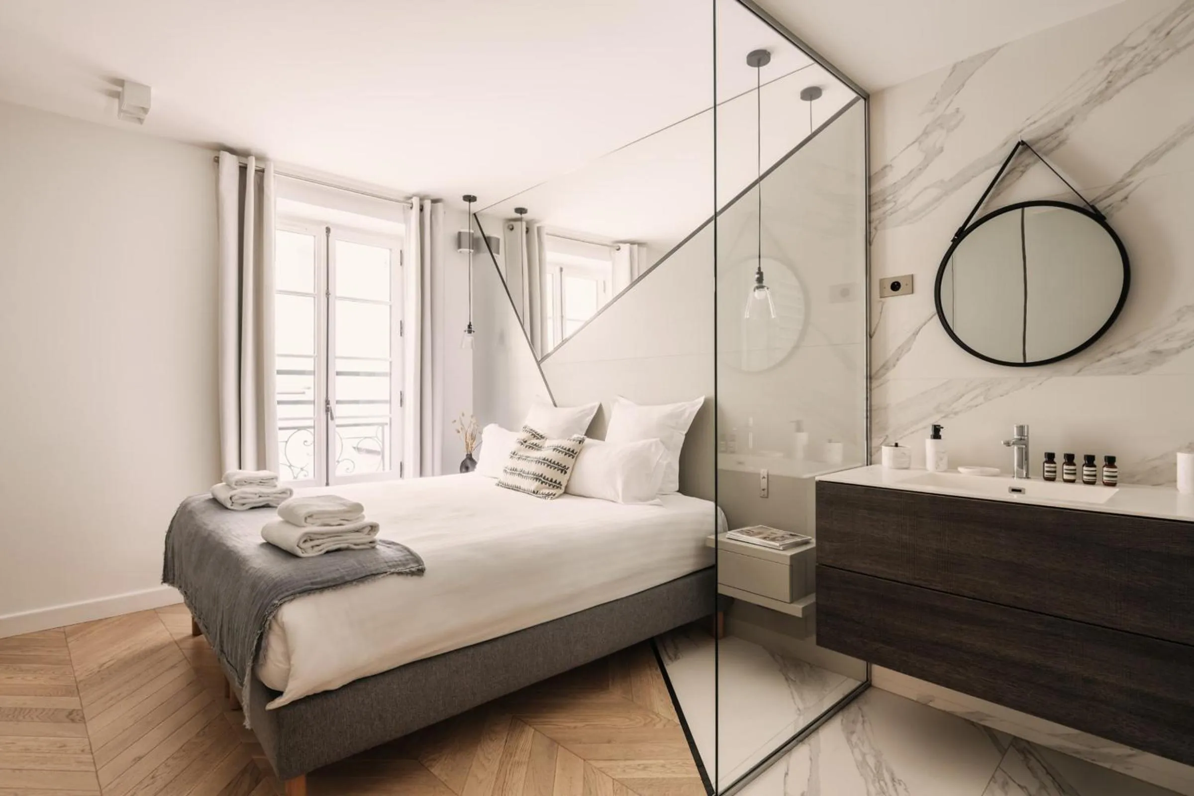 Bedroom, Bed in HIGHSTAY - Luxury Serviced Apartments - Place Vendôme