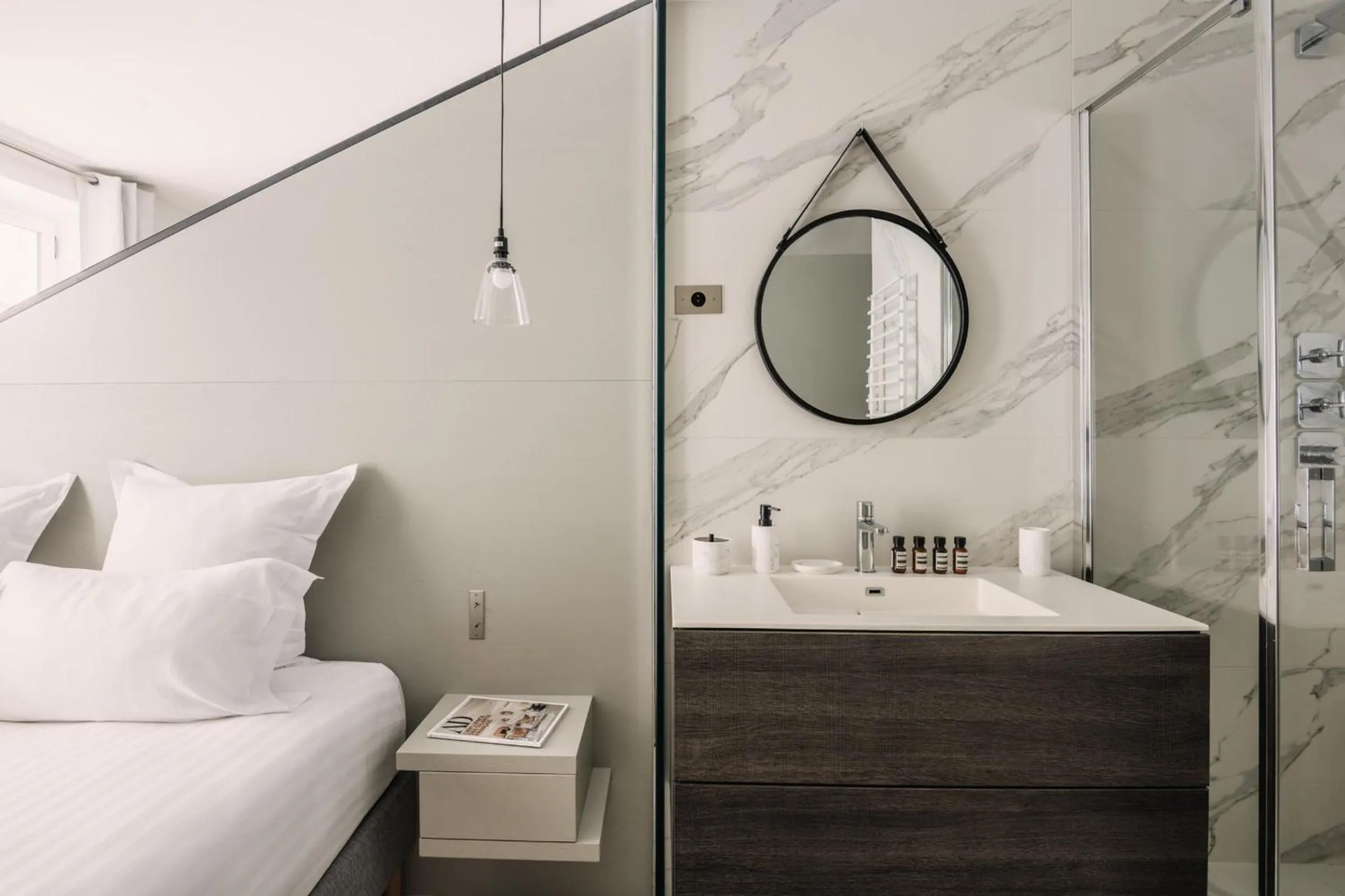 Bedroom, Bed in HIGHSTAY - Luxury Serviced Apartments - Place Vendôme