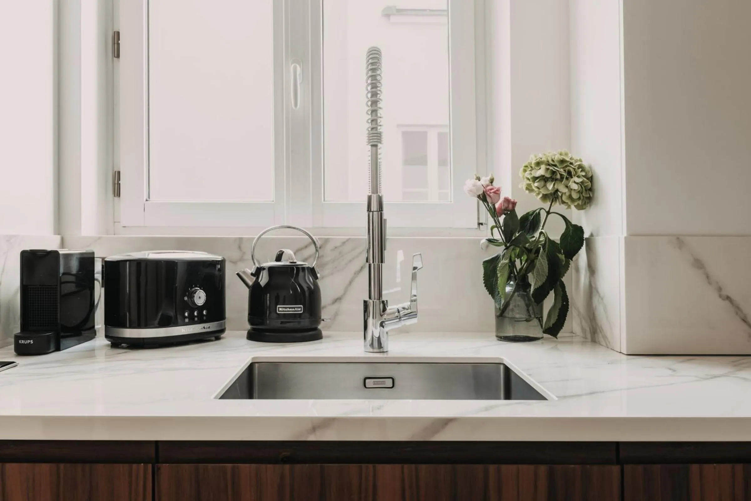 Kitchen or kitchenette in HIGHSTAY - Luxury Serviced Apartments - Place Vendôme