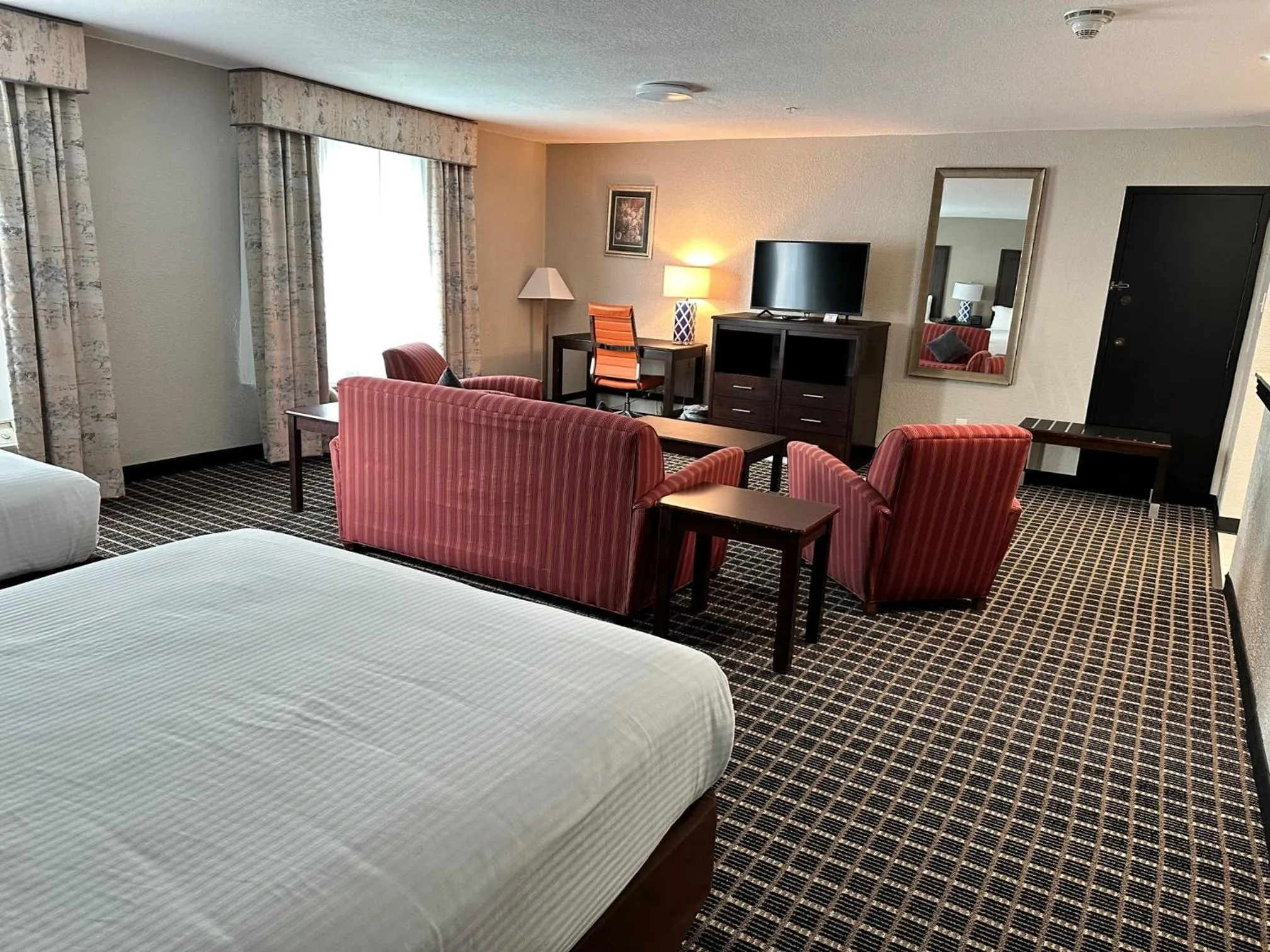 Communal lounge/ TV room, Bed in Alexis Hotel & Banquets Dallas Park Central Galleria