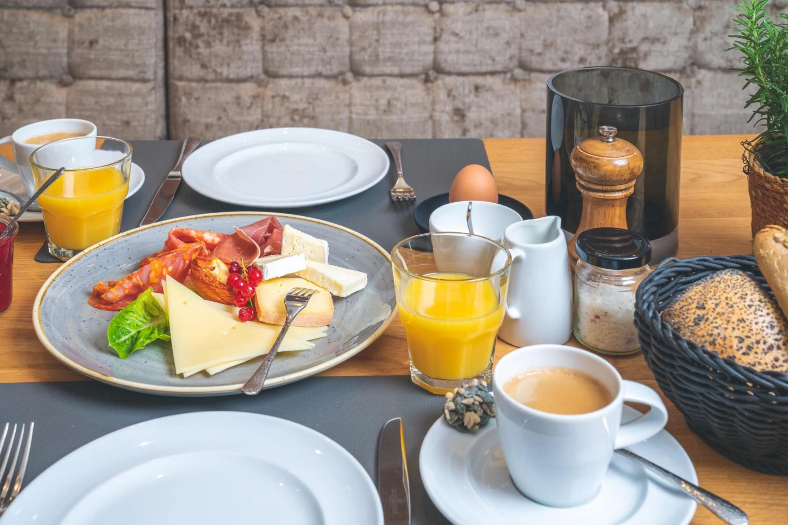 Food and drinks in Landart Hotel