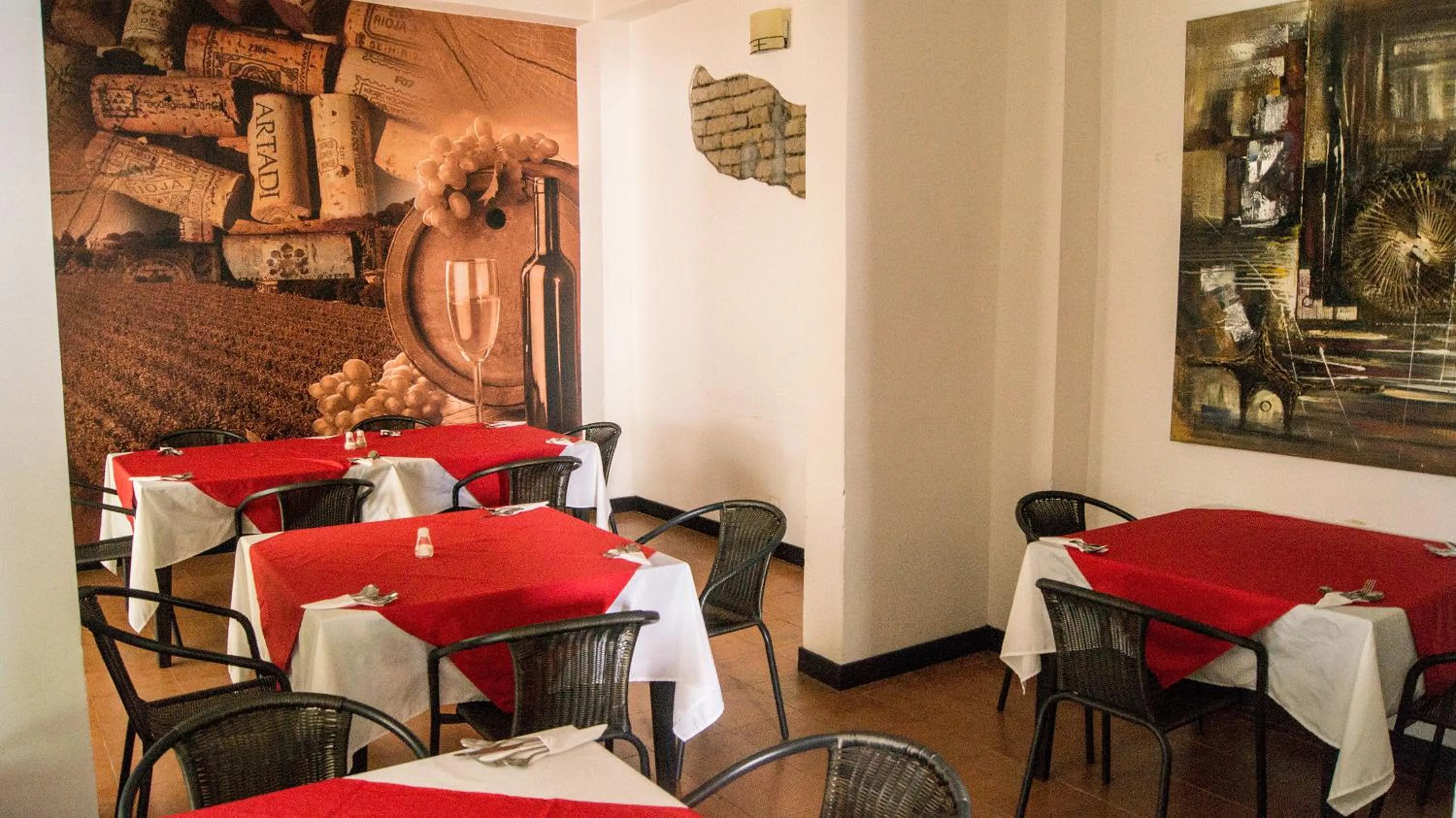 Restaurant/places to eat in Aw Hotel Puerta de San Antonio