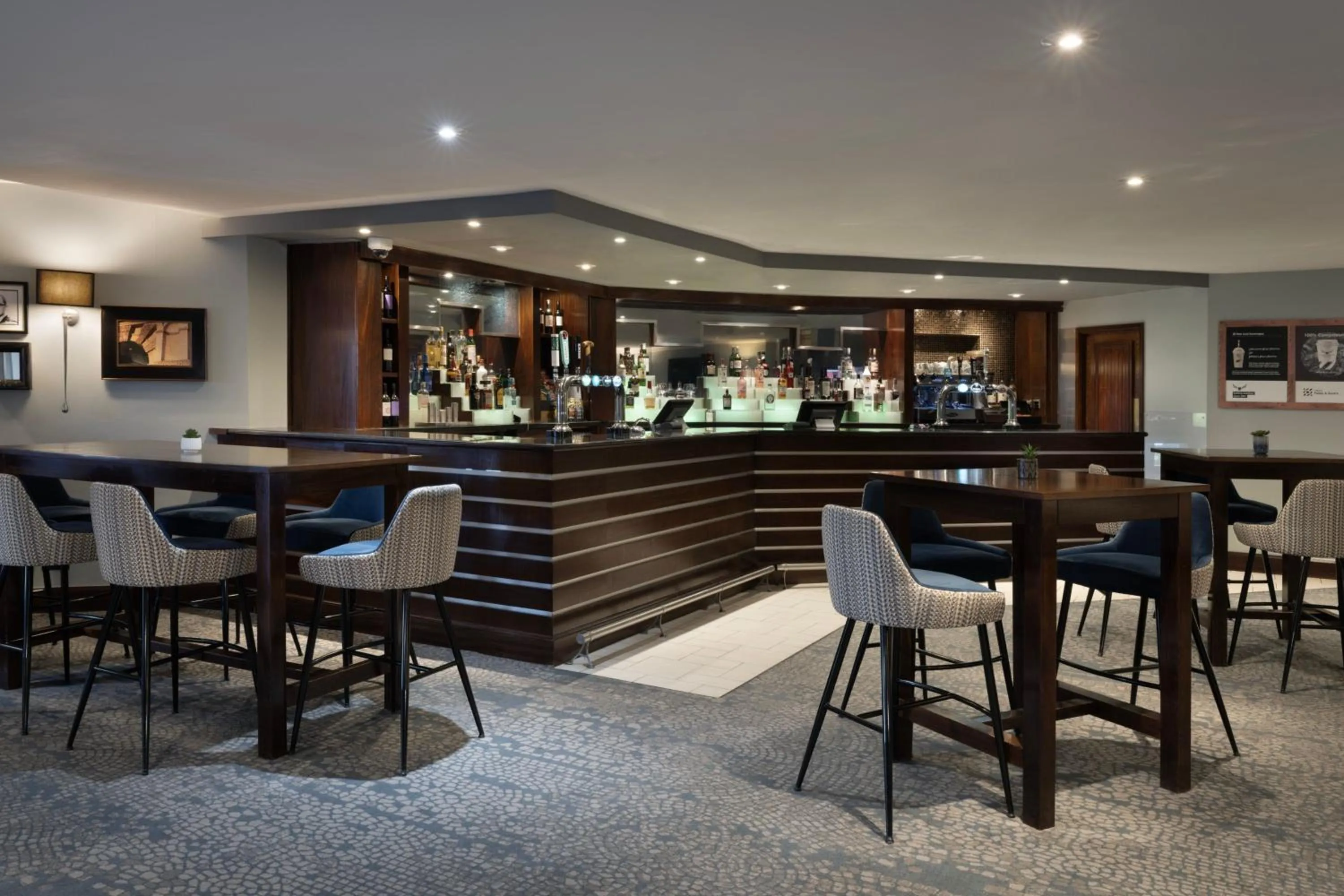 Lounge or bar in Delta Hotels by Marriott Northampton