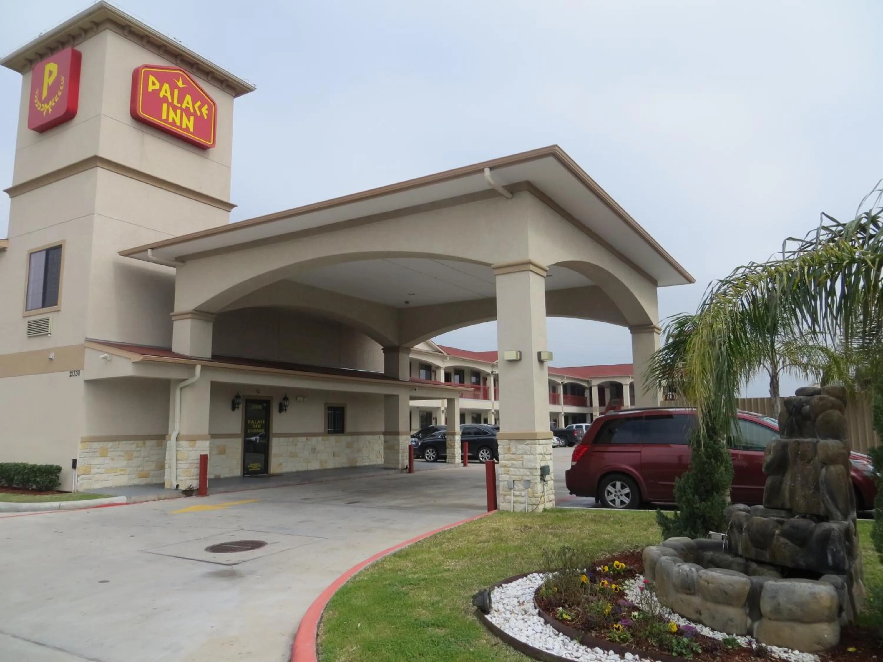 Property building in Platinum Inn Katy