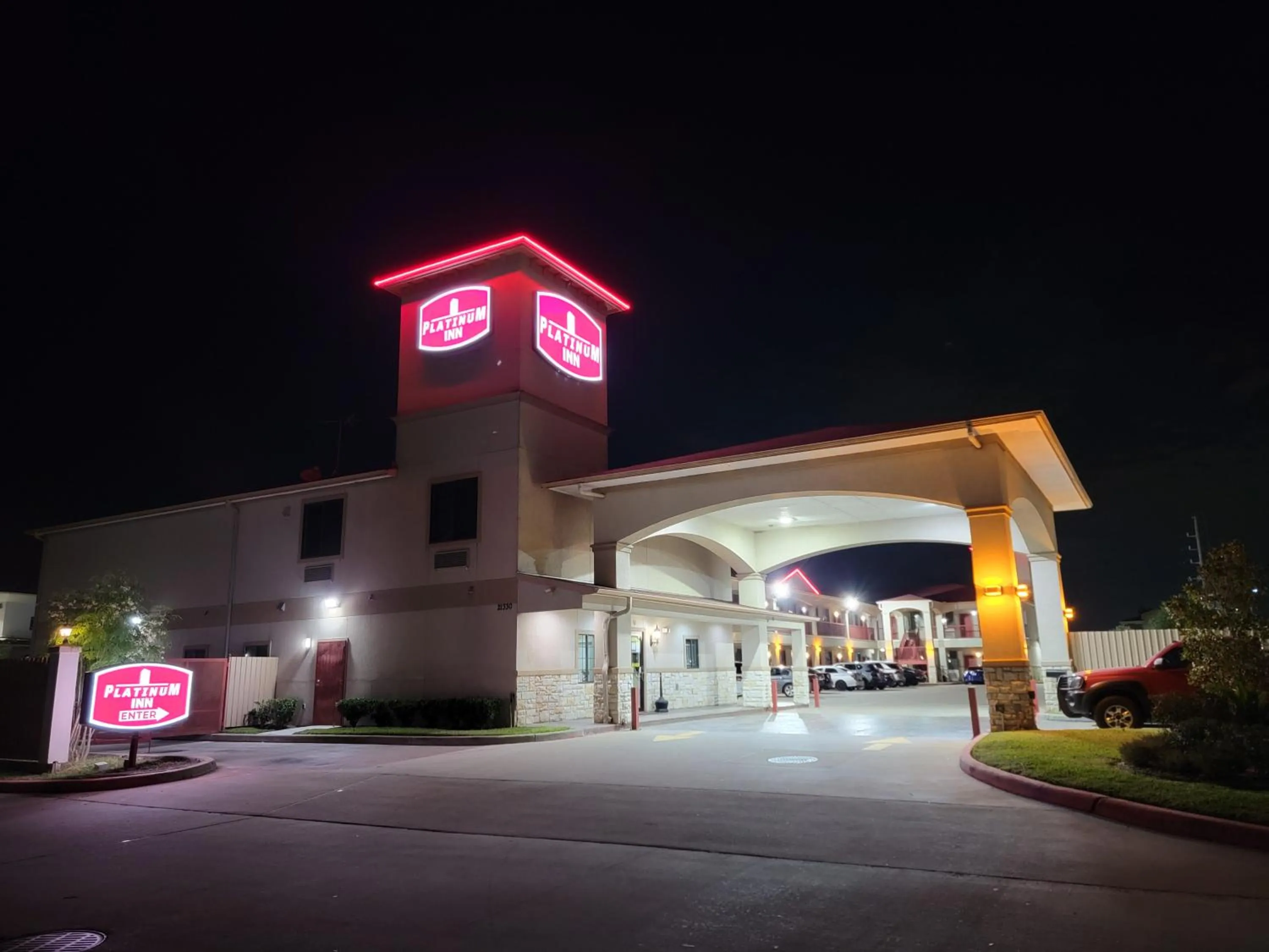 Property building in Platinum Inn Katy