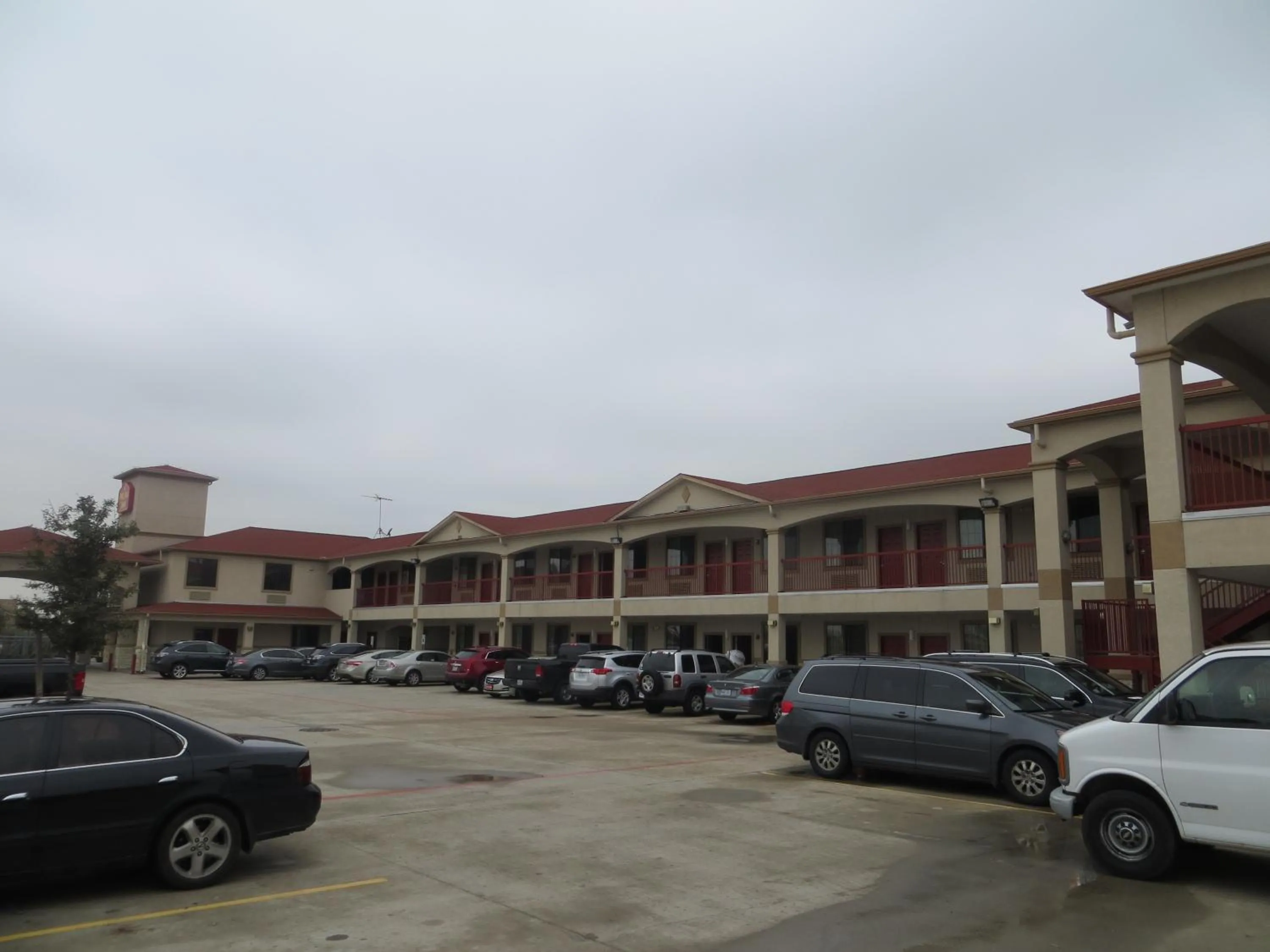 Property building in Platinum Inn Katy