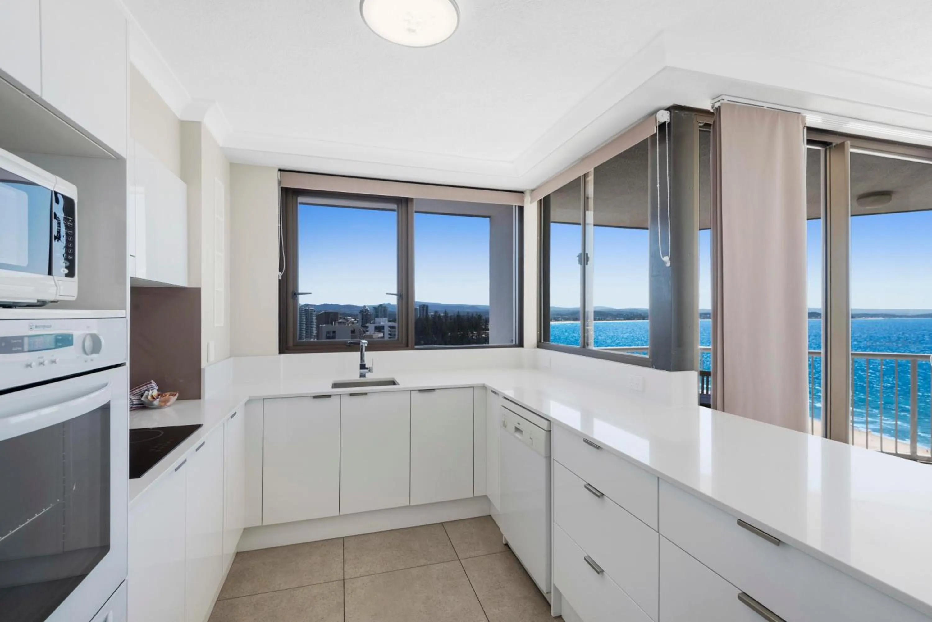 Kitchen or kitchenette in Carool Holiday Apartments