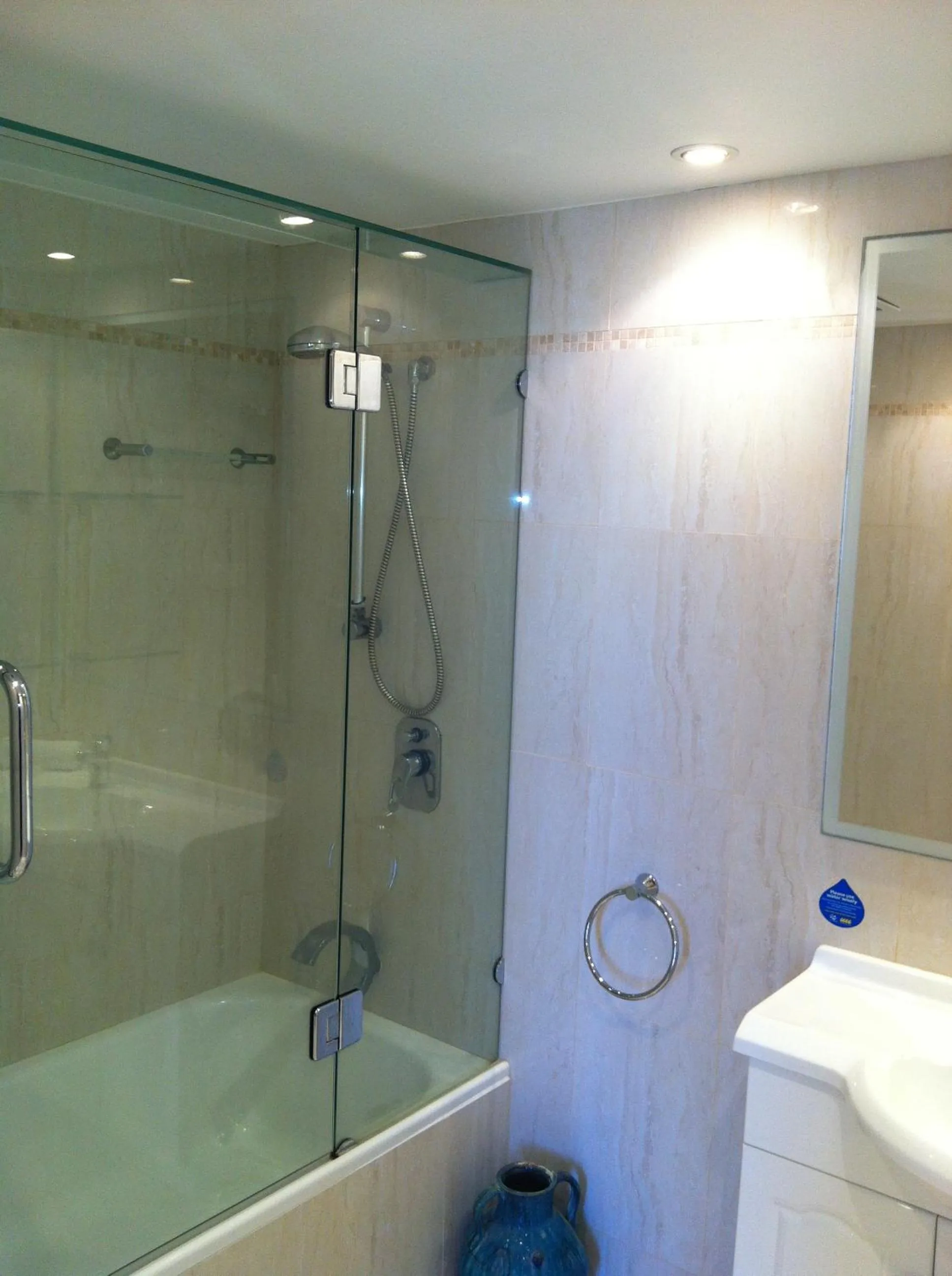 Bathroom in Carool Holiday Apartments