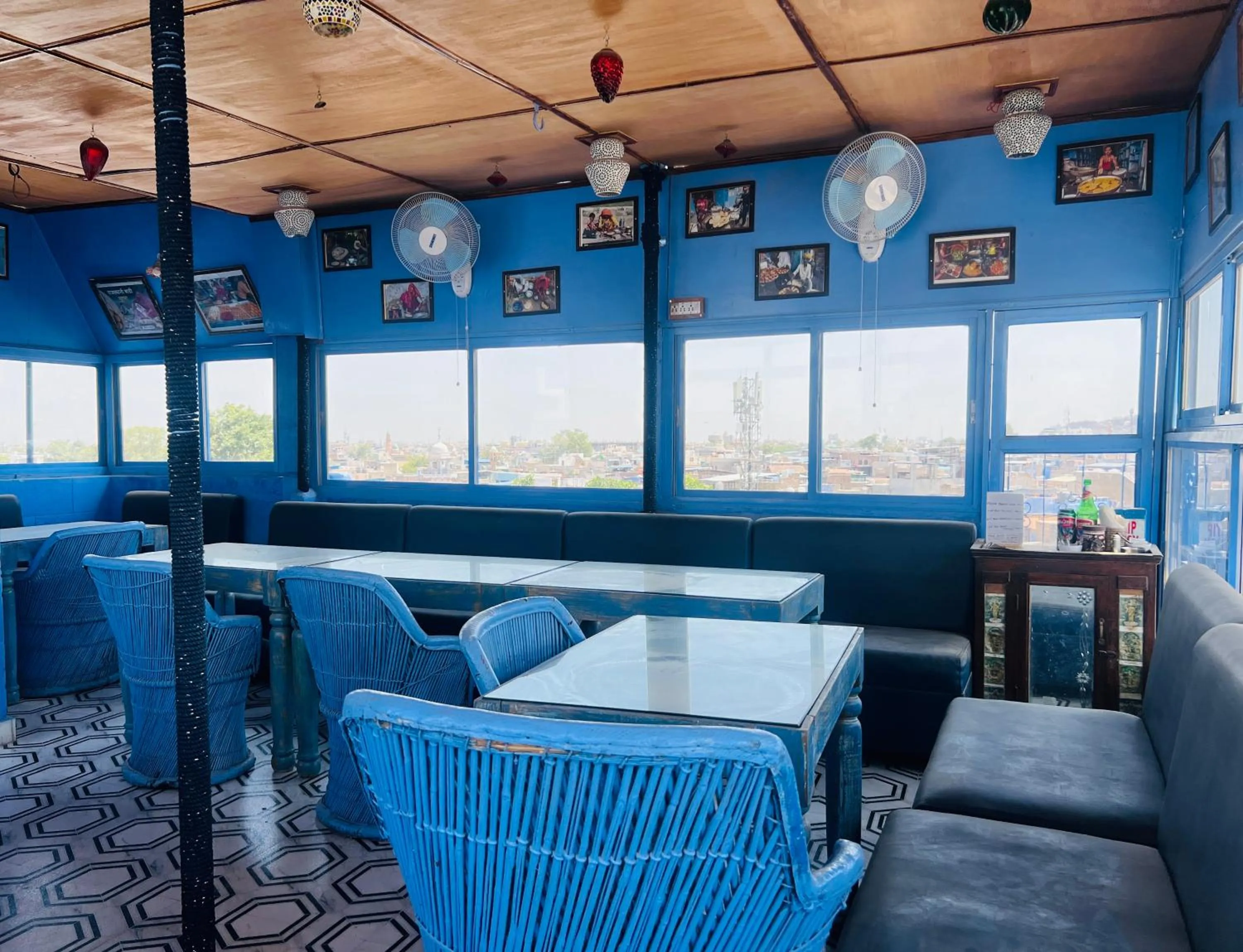 Restaurant/places to eat in Juna Mahal Boutique Home Stay