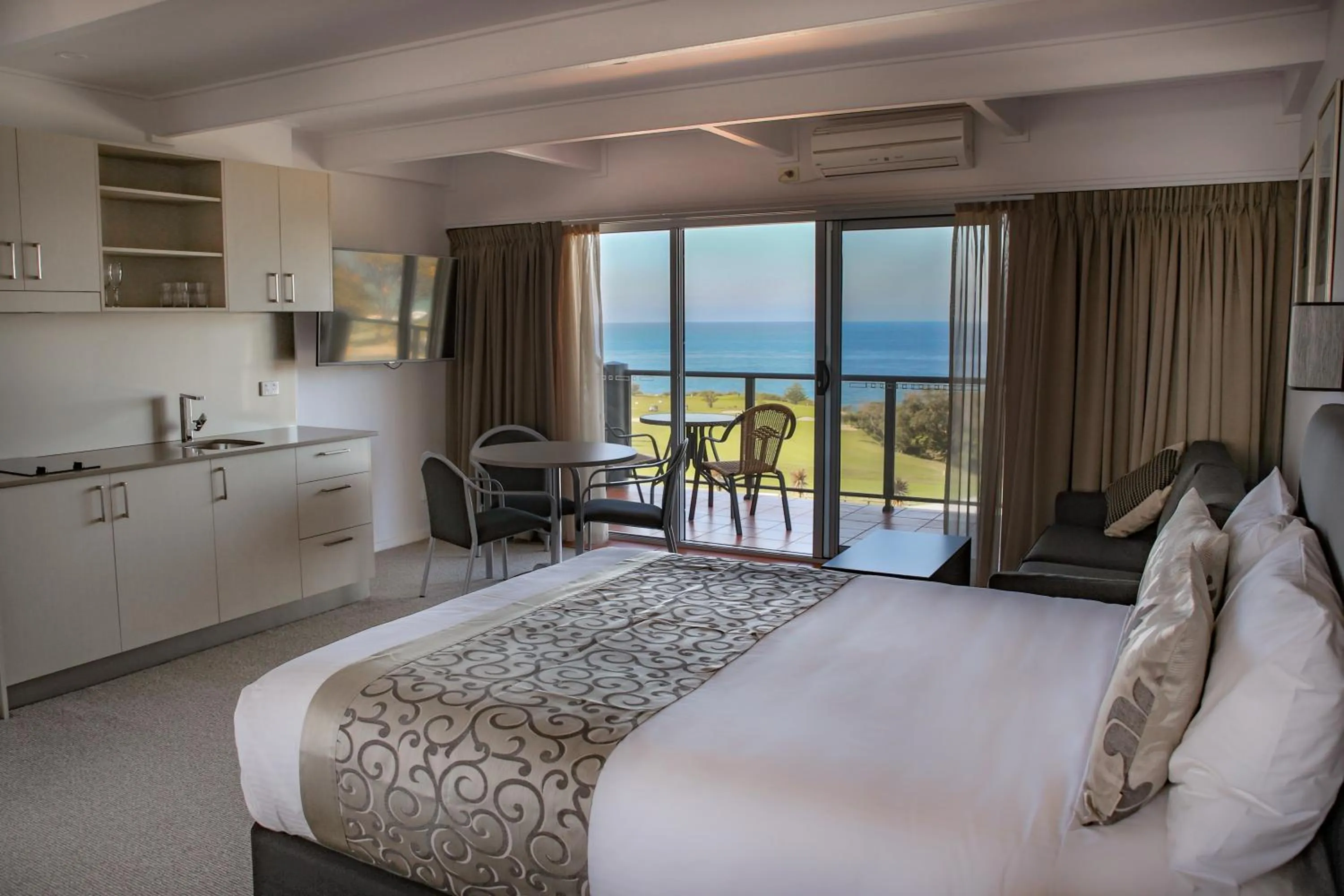 Bed in Amooran Oceanside Apartments and Motel