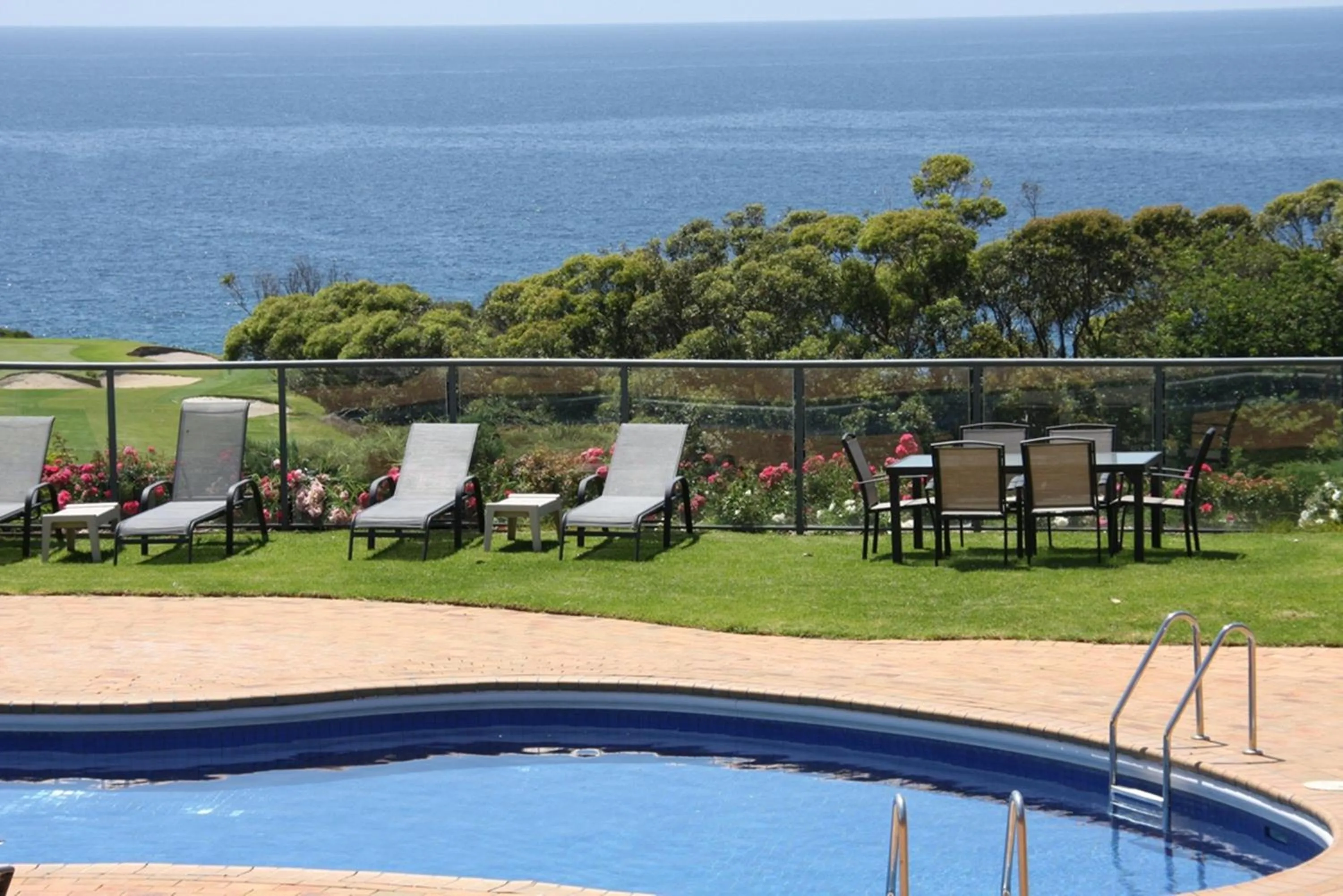 Day in Amooran Oceanside Apartments and Motel