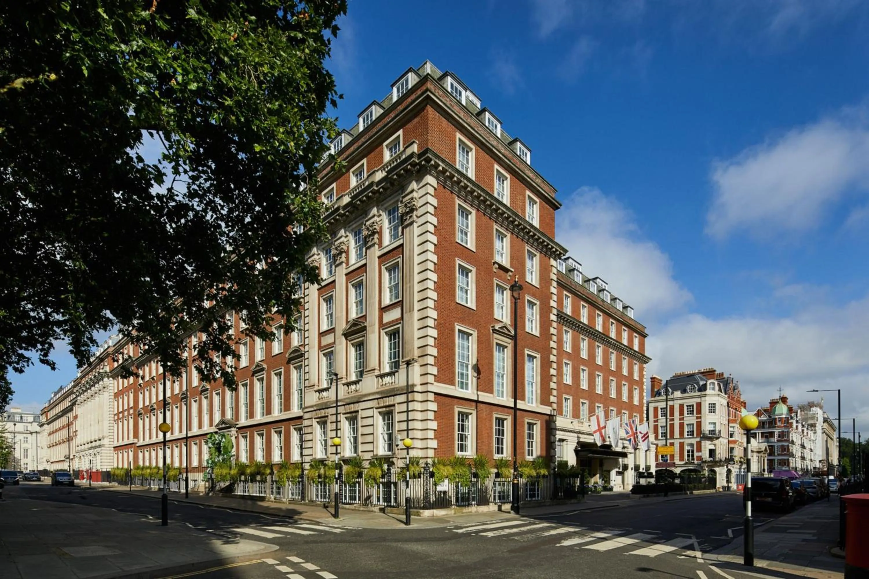 Property building in London Marriott Hotel Grosvenor Square