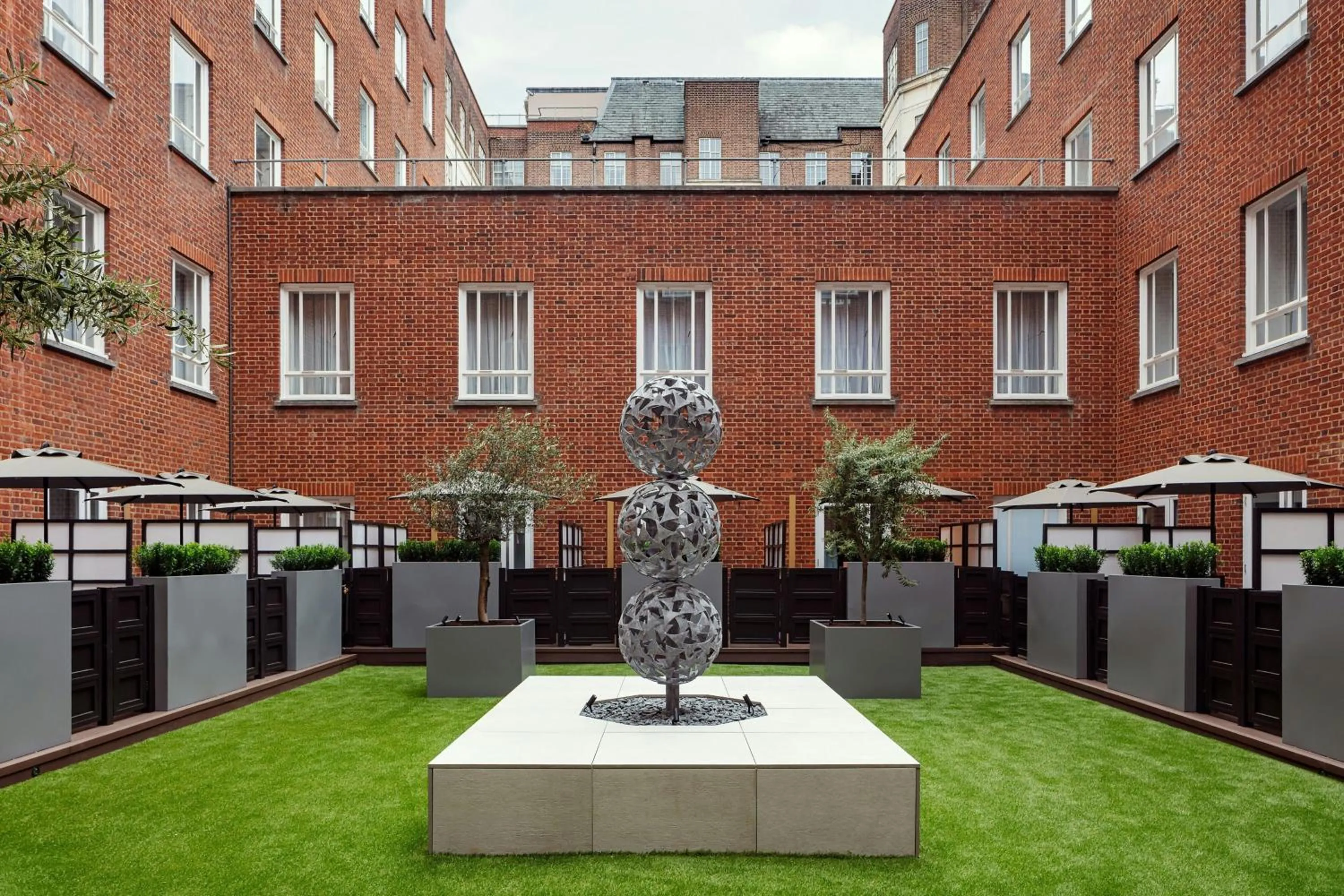 Photo of the whole room in London Marriott Hotel Grosvenor Square