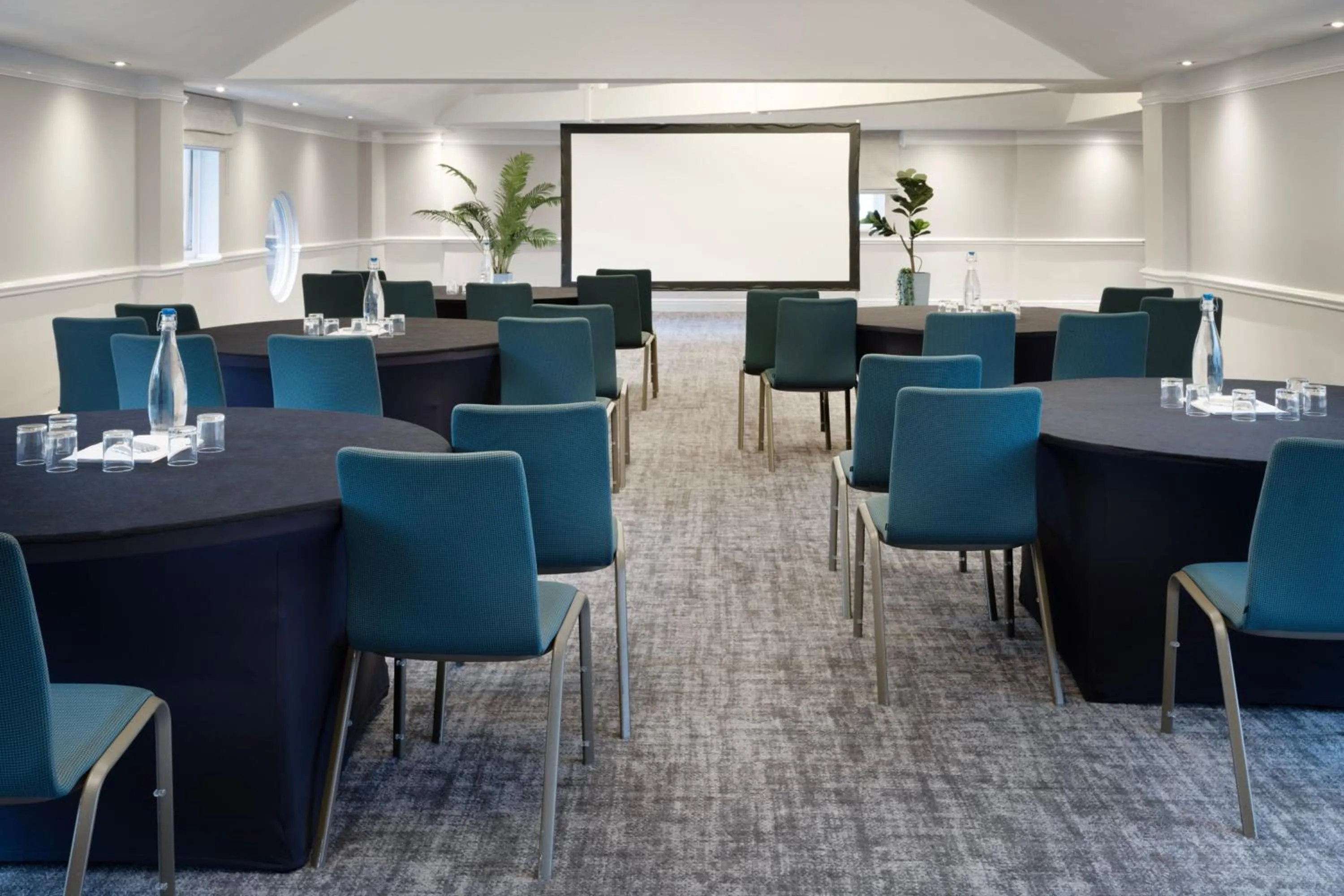 Lounge or bar in Delta Hotels by Marriott Manchester Airport