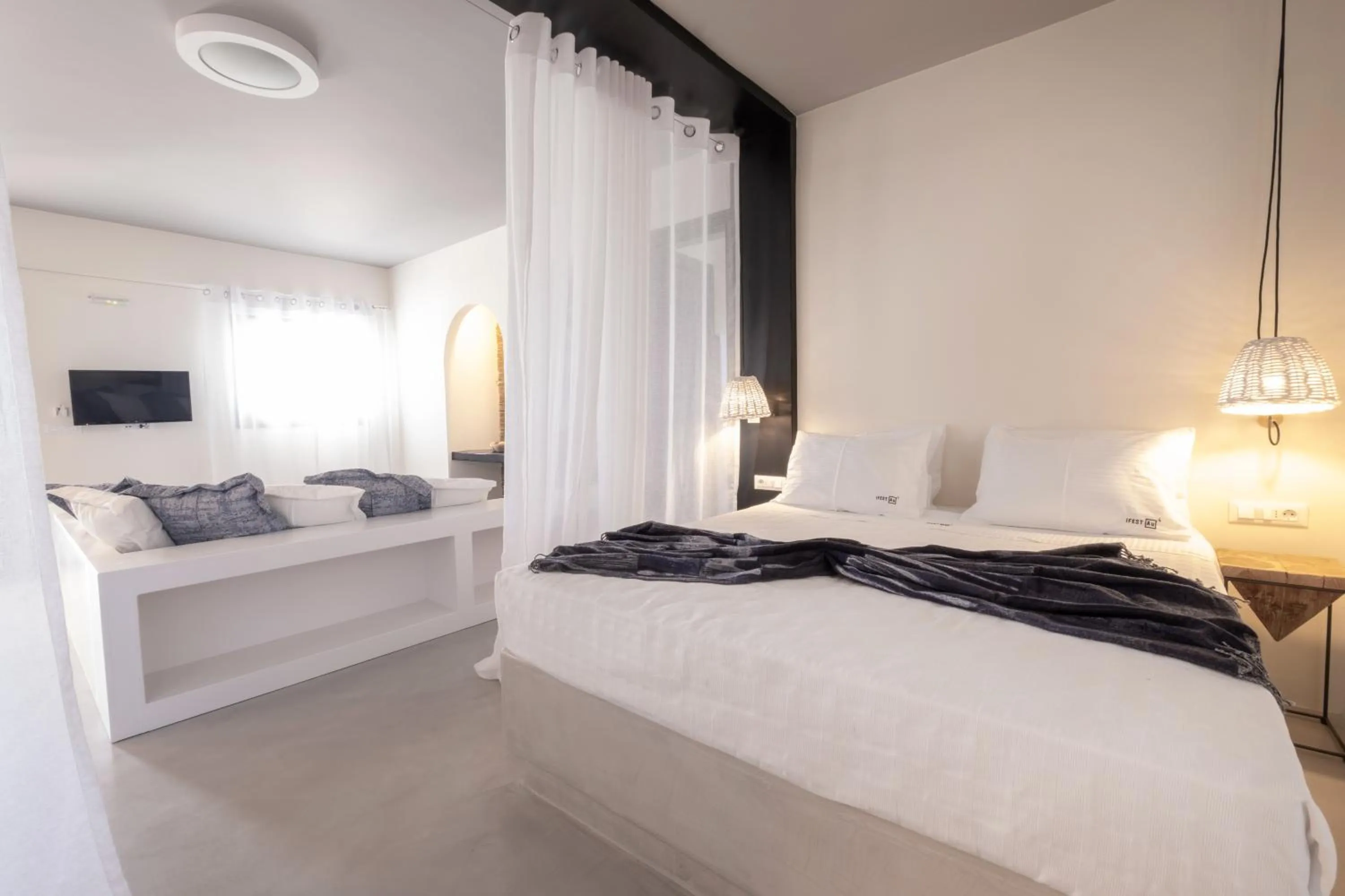 Photo of the whole room, Bed in IfestAu.4 Suites