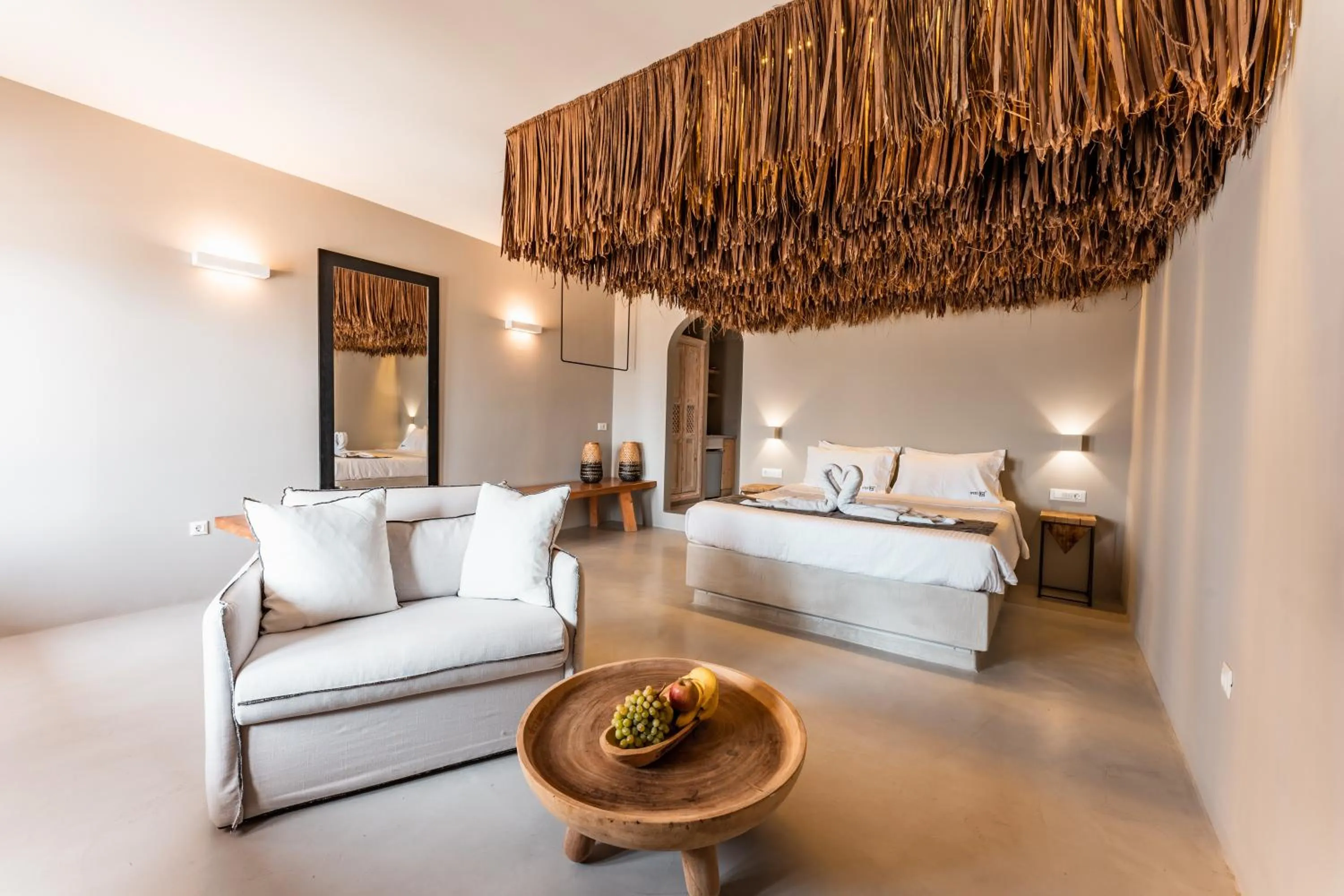 Photo of the whole room, Bed in IfestAu.4 Suites