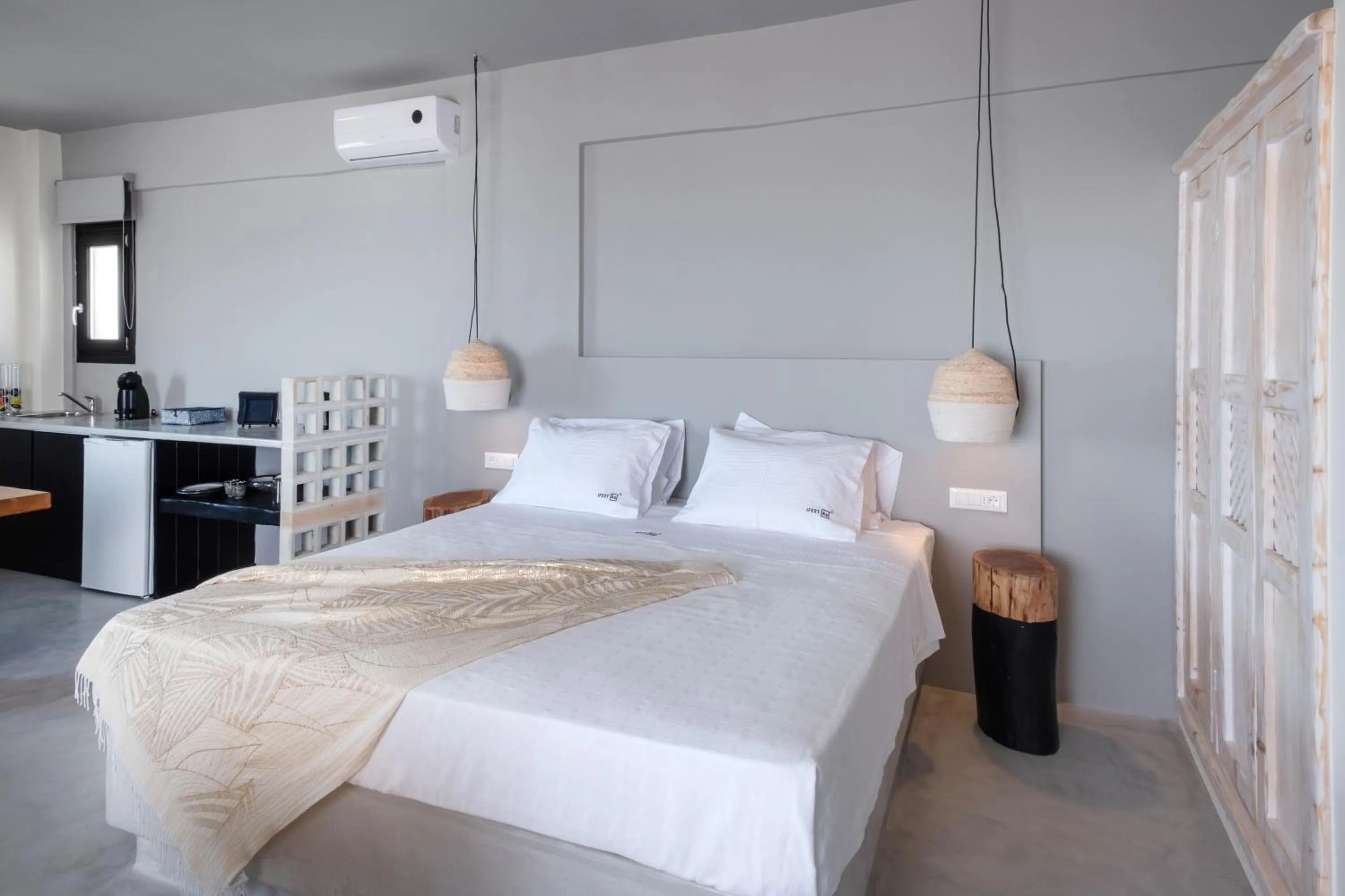 Bed in IfestAu.4 Suites