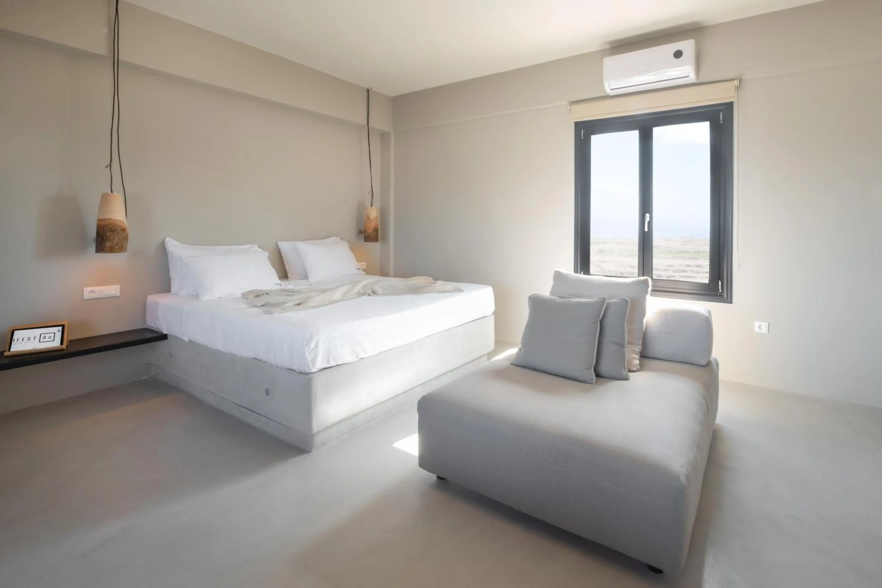 Seating area, Bed in IfestAu.4 Suites