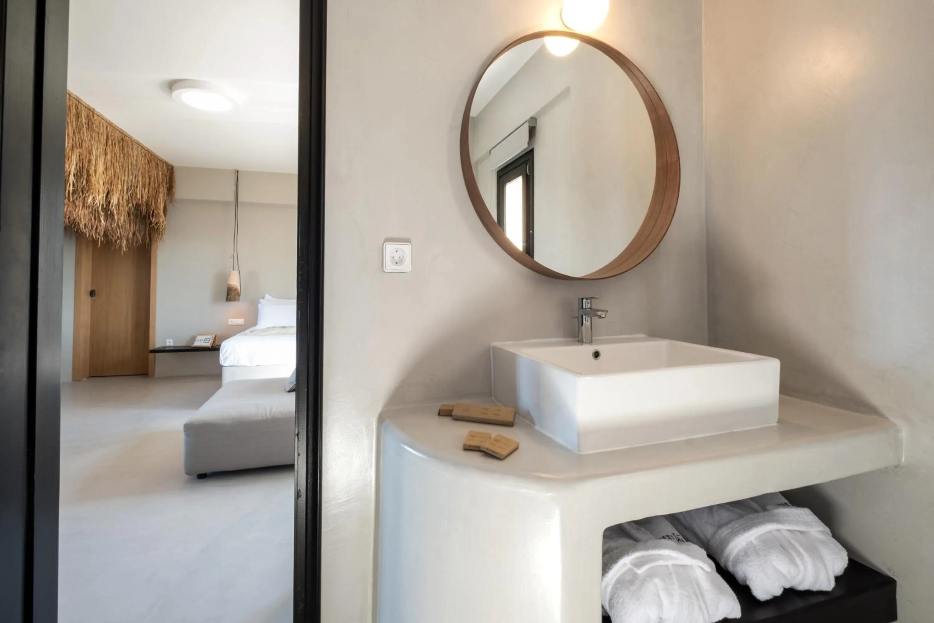 Bathroom, Bed in IfestAu.4 Suites