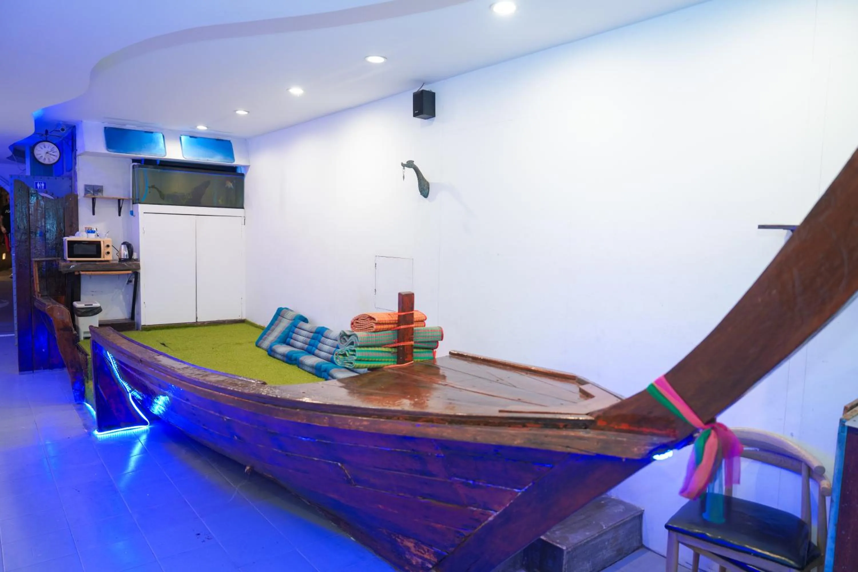 Communal lounge/ TV room in Baan Kamala Backpacker