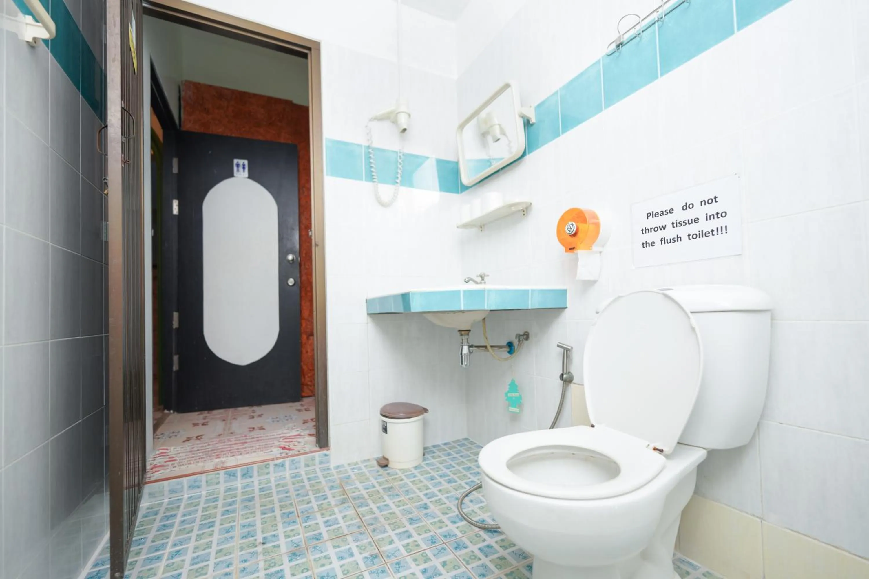 Shower in Baan Kamala Backpacker