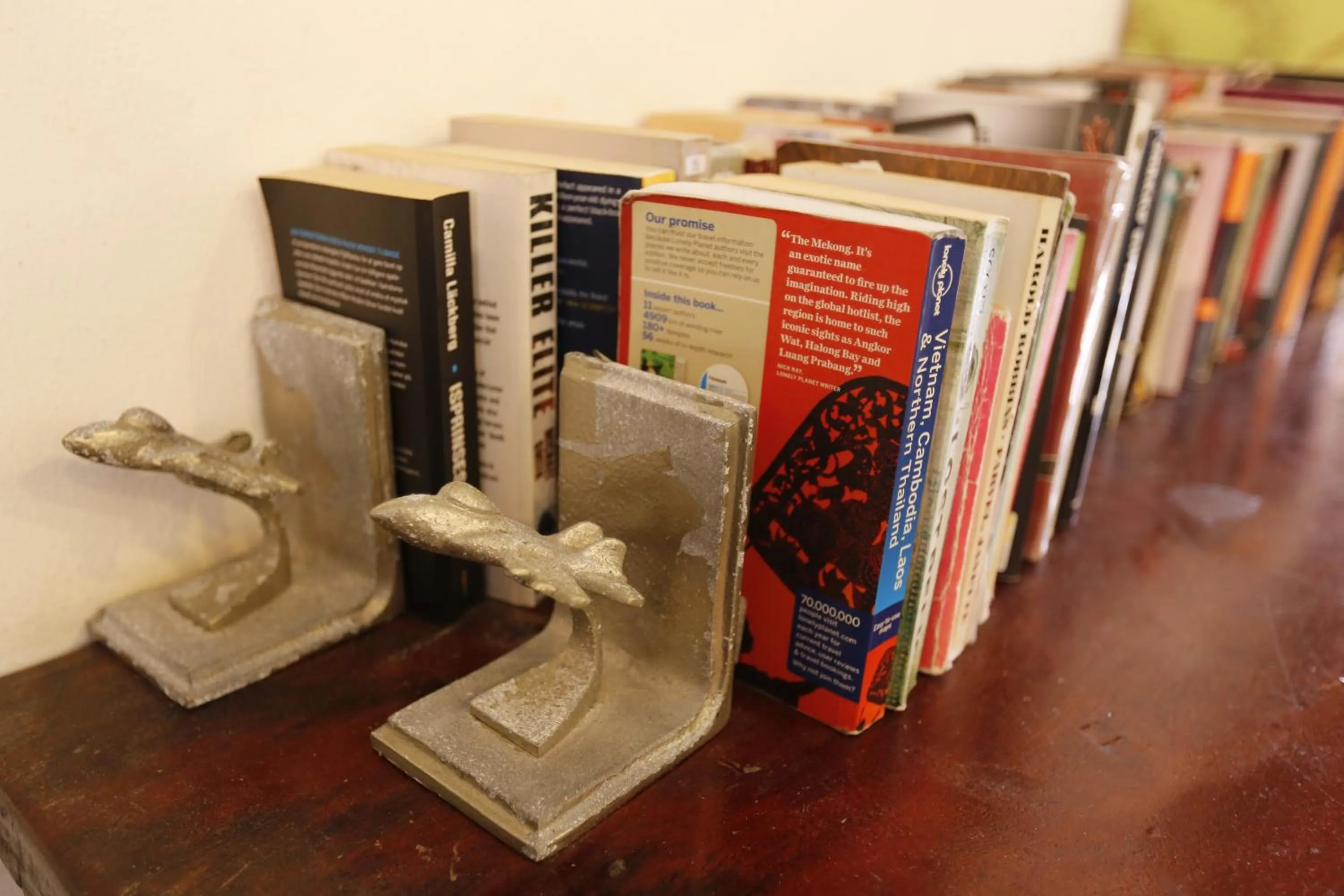 Library in Baan Kamala Backpacker