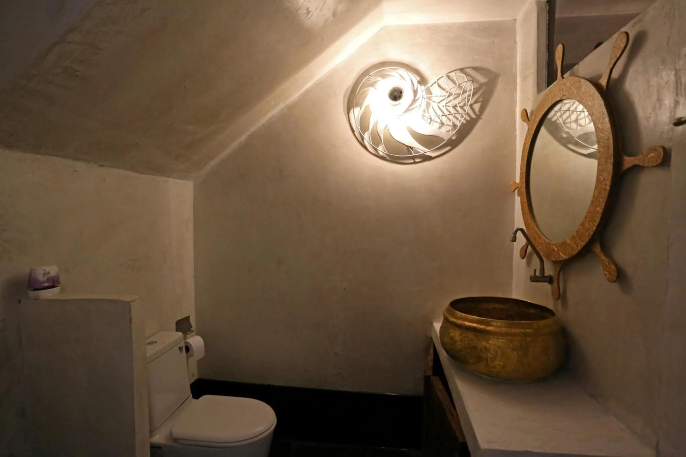 Toilet in Baan Kamala Backpacker