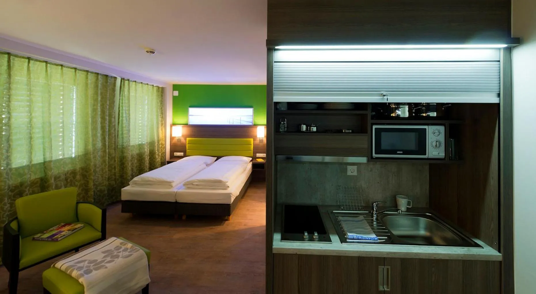 Kitchen or kitchenette, Bed in Bonnox Boardinghouse & Hotel