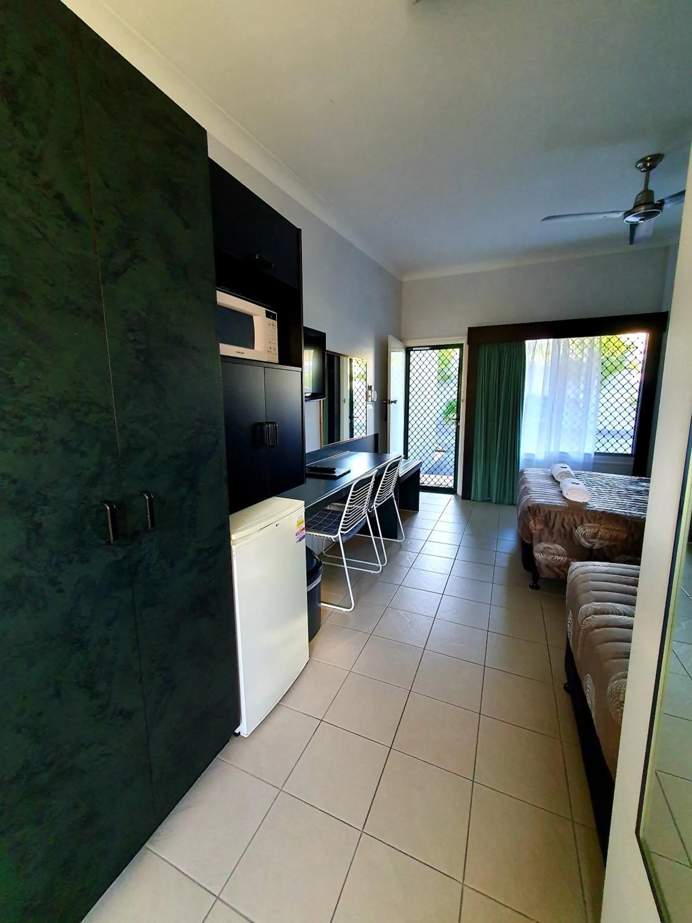 Photo of the whole room in Sunseeker Motel