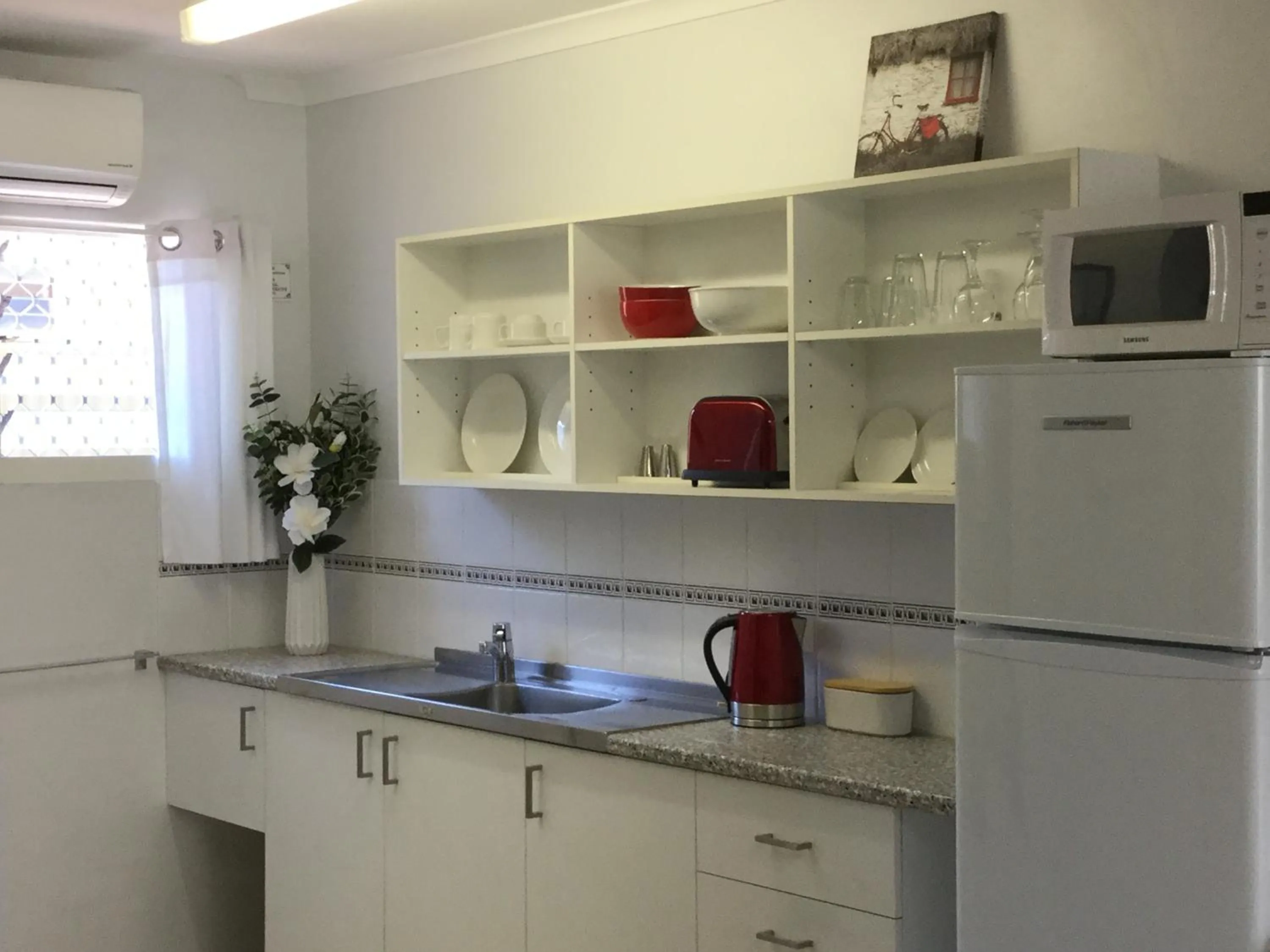 Kitchen or kitchenette in Sunseeker Motel