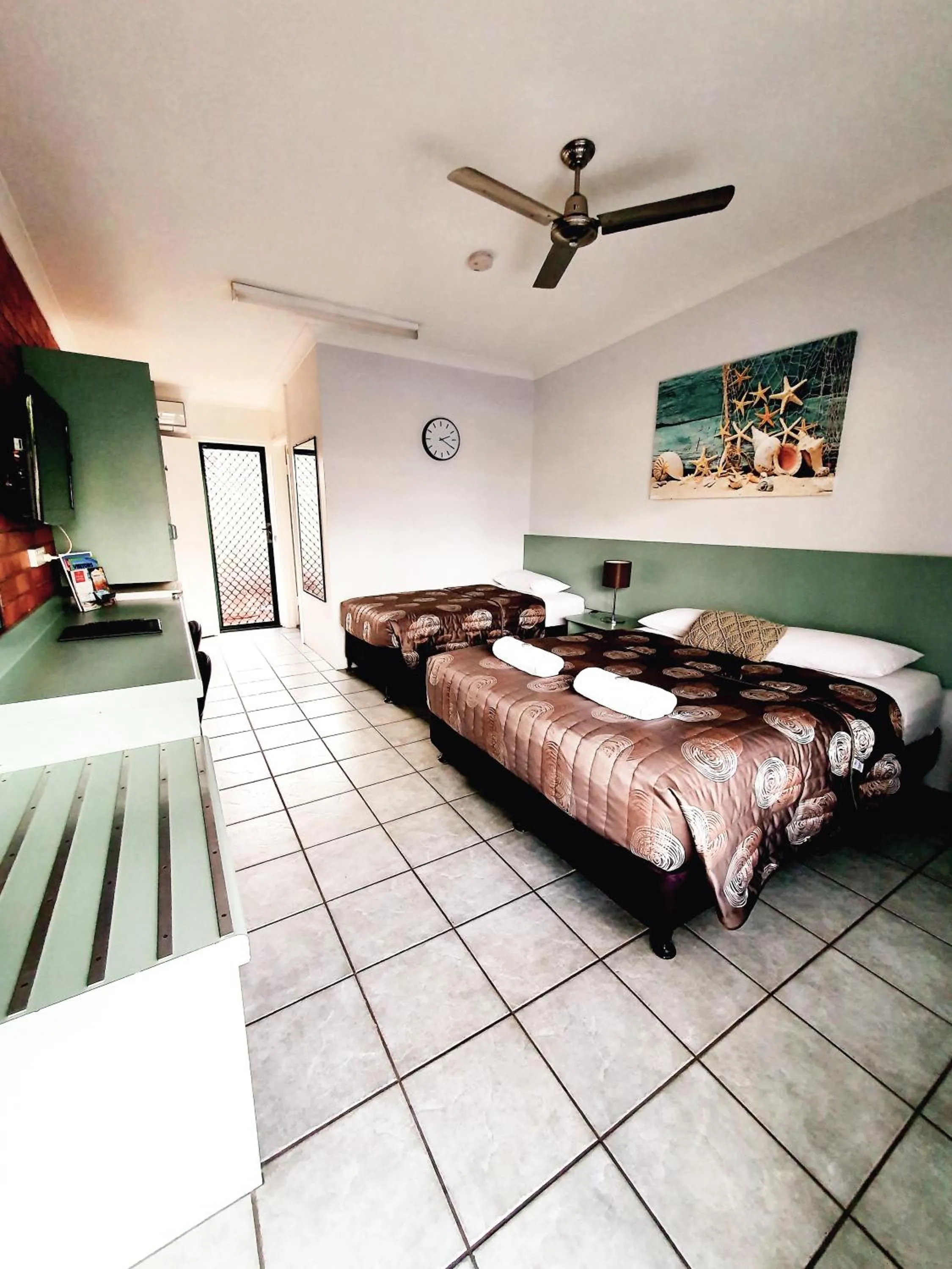 Bed in Sunseeker Motel