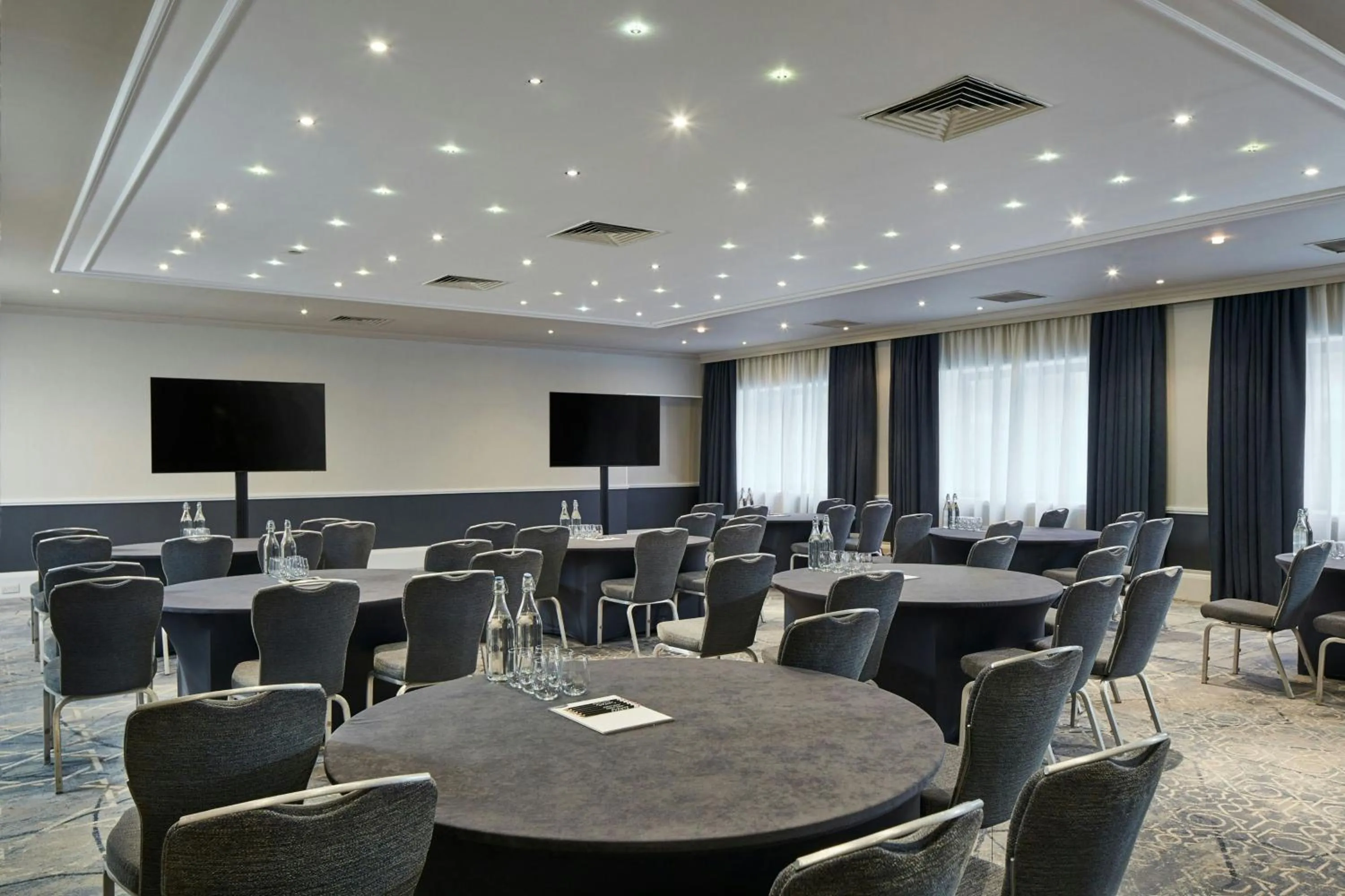 Lounge or bar in Portsmouth Marriott Hotel