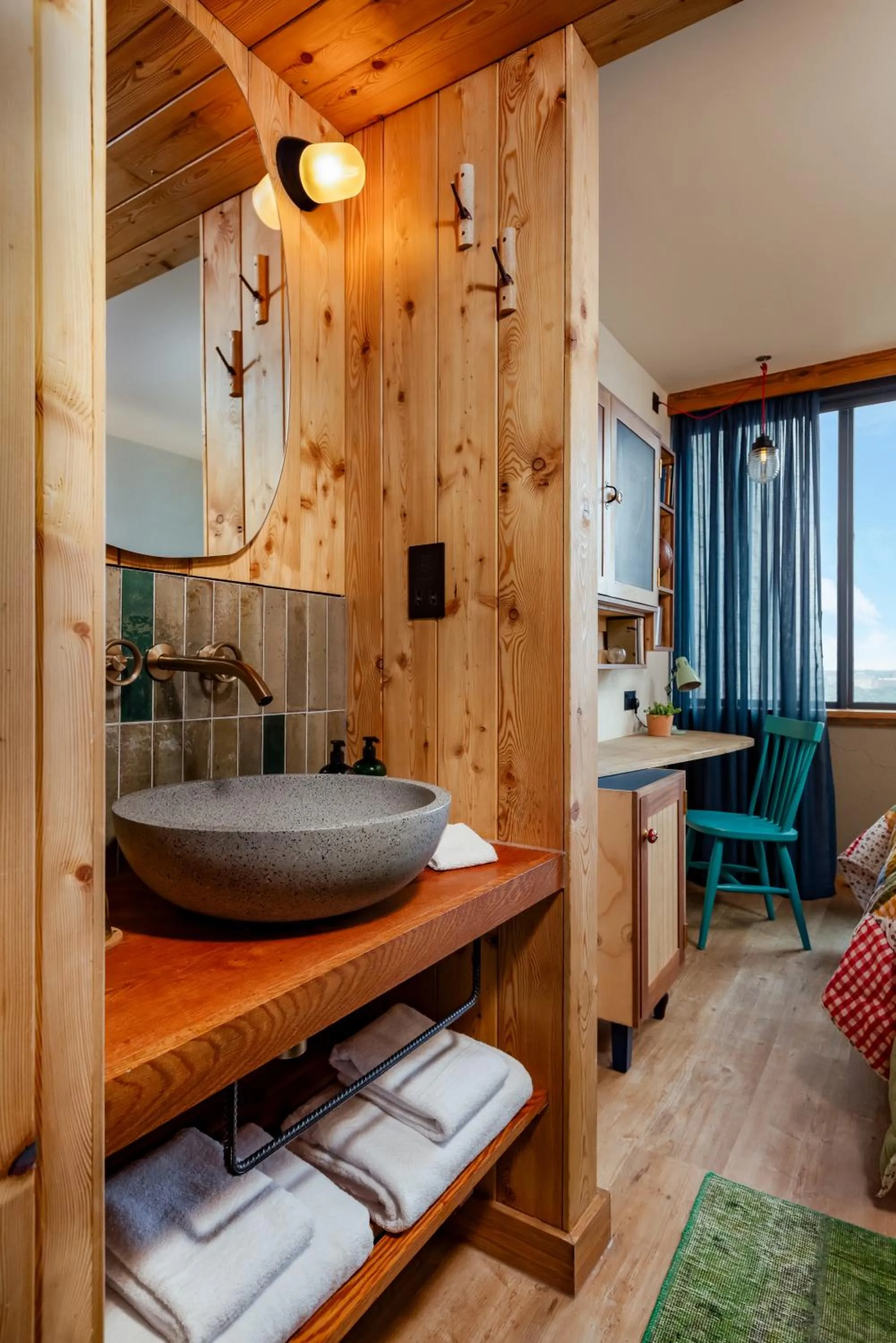 Bathroom, Bed in Treehouse Hotel Manchester