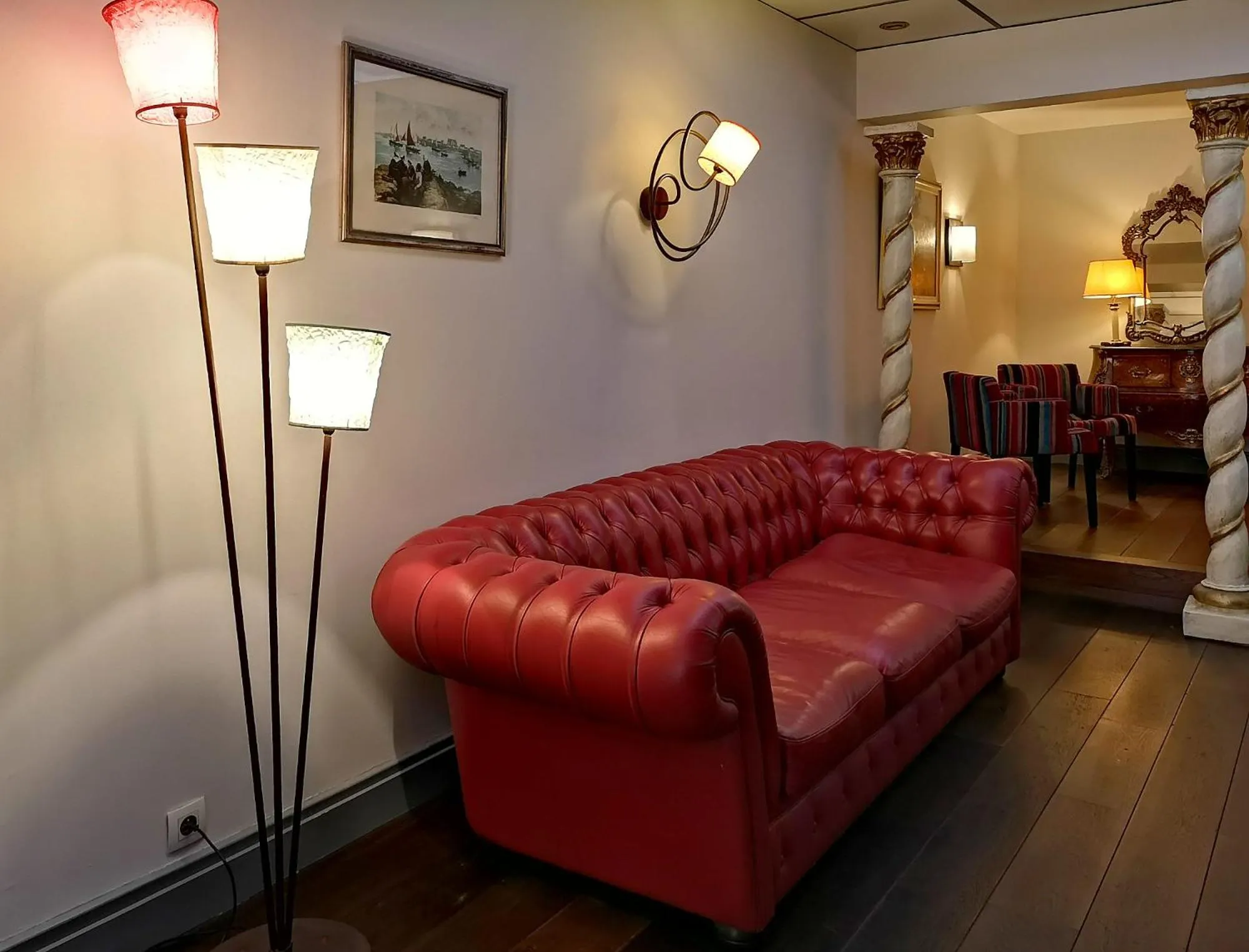 Communal lounge/ TV room in Hostel20 Toulouse Wilson