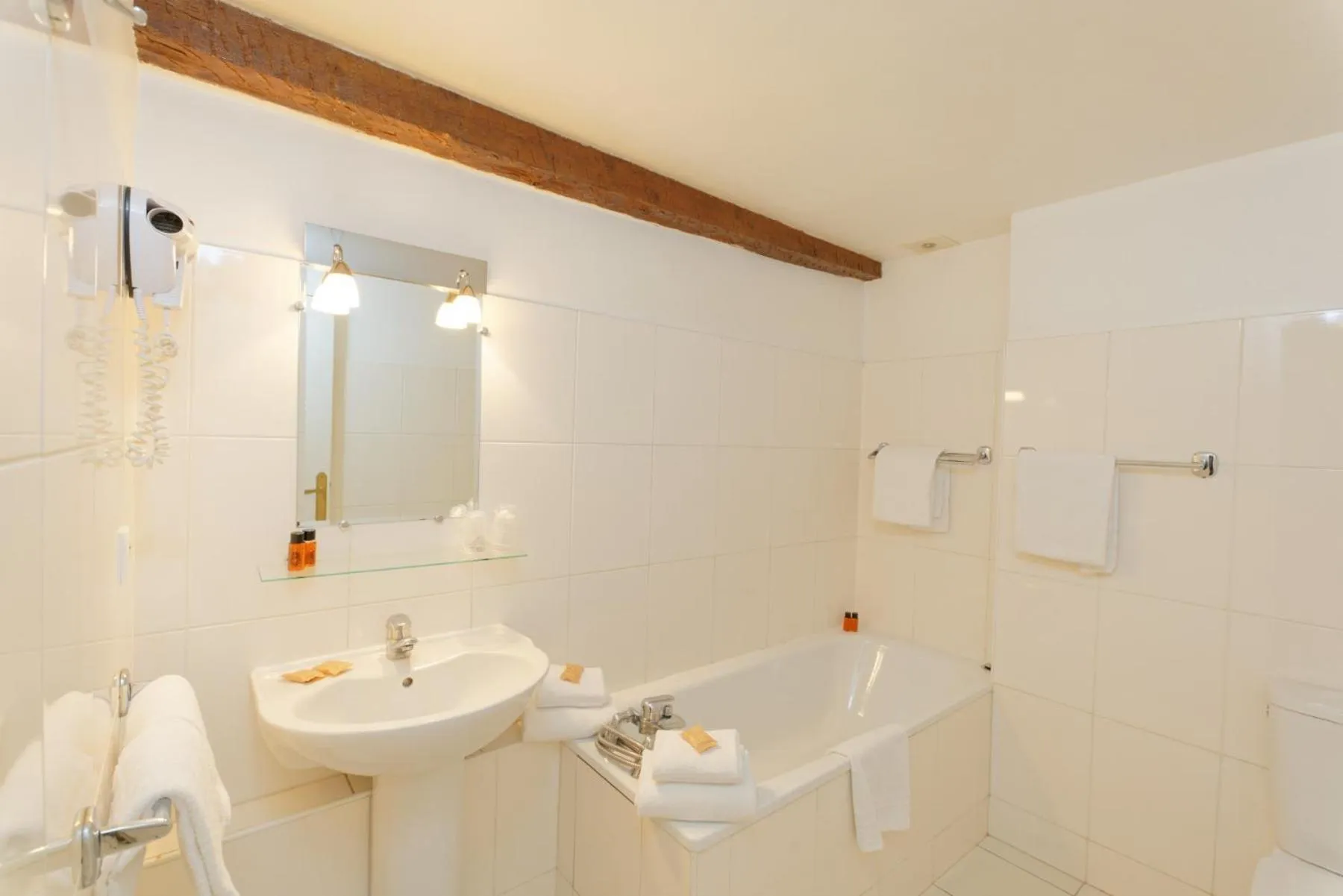 Photo of the whole room in Hostel20 Toulouse Wilson