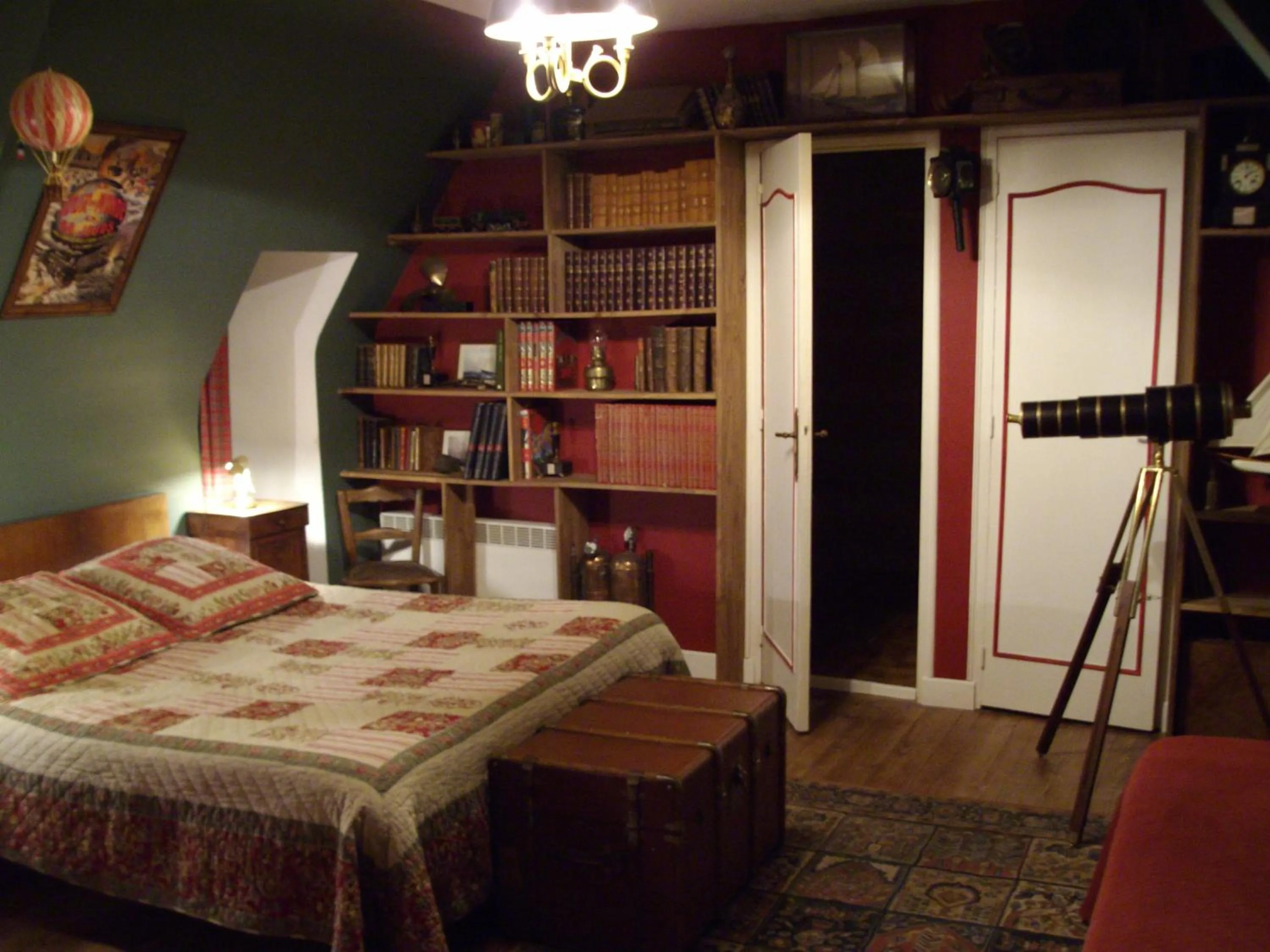 Photo of the whole room, Bed in Manoir de la Baronnie