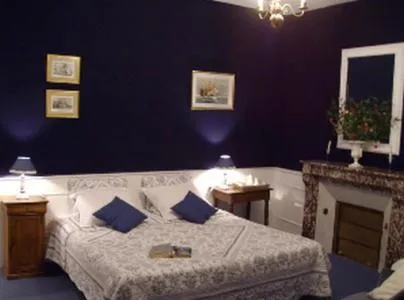 Photo of the whole room, Bed in Manoir de la Baronnie