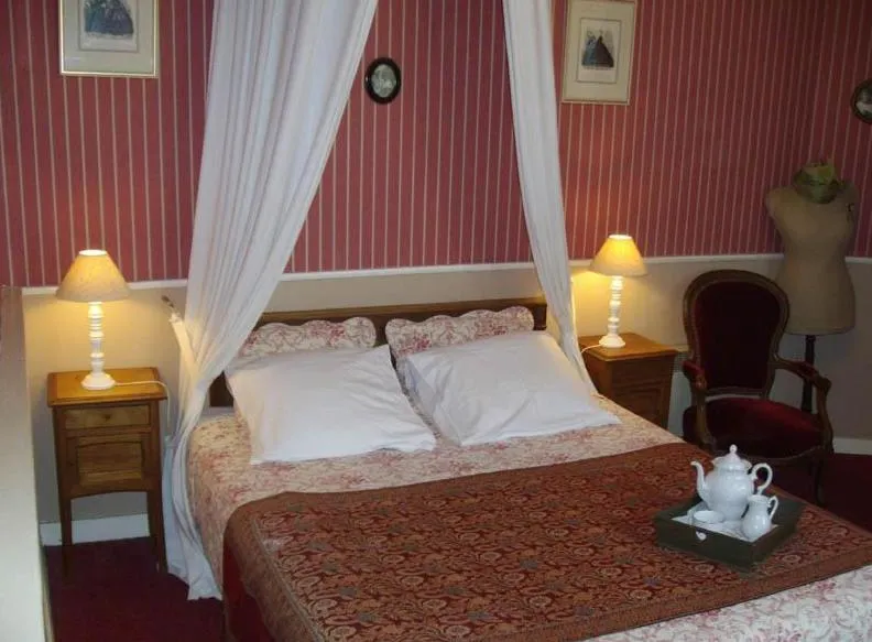 Photo of the whole room, Bed in Manoir de la Baronnie