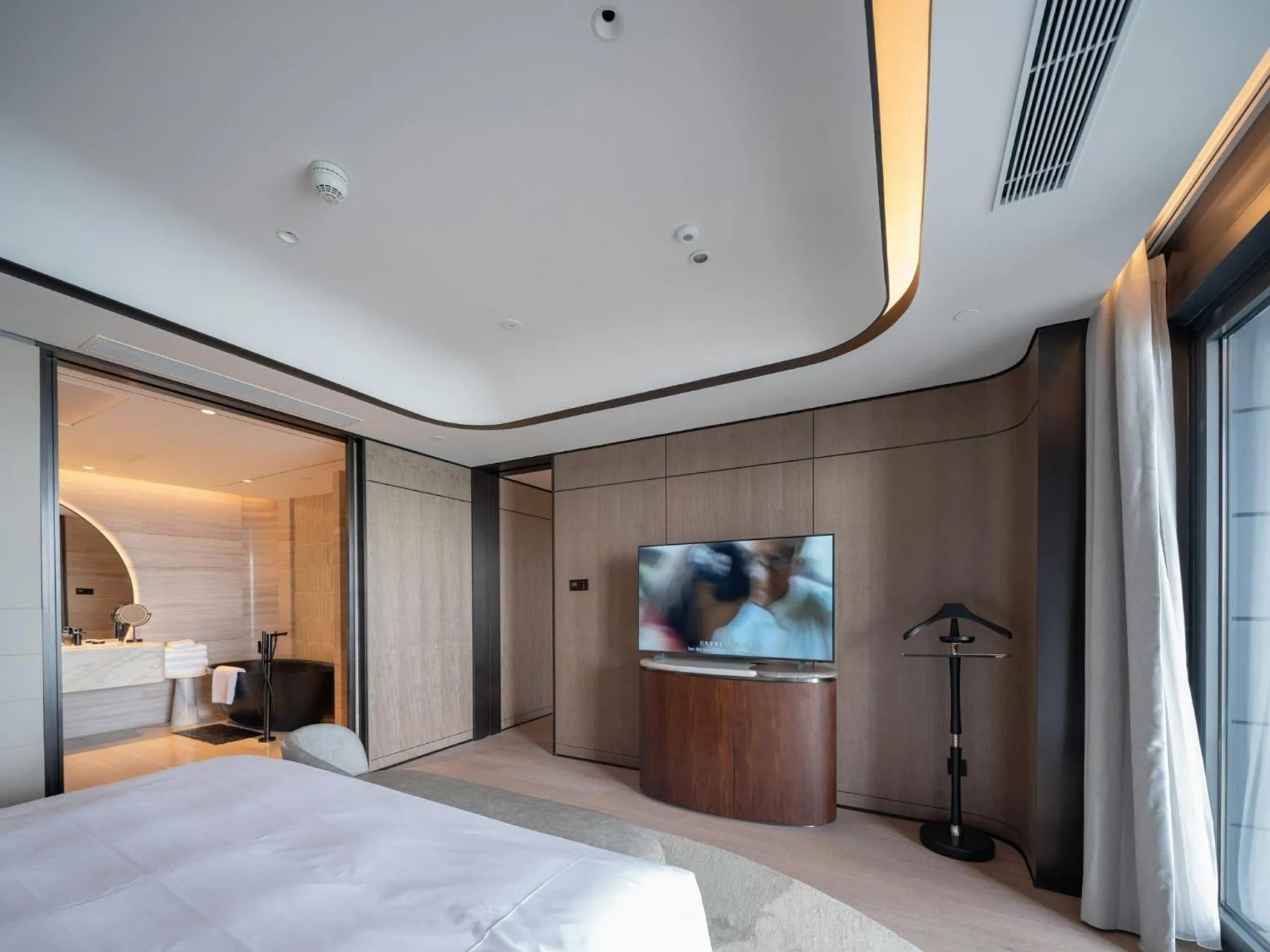 Photo of the whole room, Bed in InterContinental Shanghai Harbour City by IHG